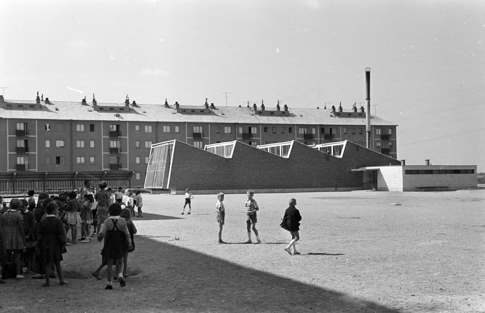 Magyarország, Dunaújváros, Bercsényi utca 10., Ságvári Endre Állami Általános Iskola (később Bocskai István Református Oktatási Központ Szabó Magda Tagintézménye)., 1963, Gazda Anikó, Best of, diák, modern építészet, gyerekek, iskolaudvar, Fortepan #307667