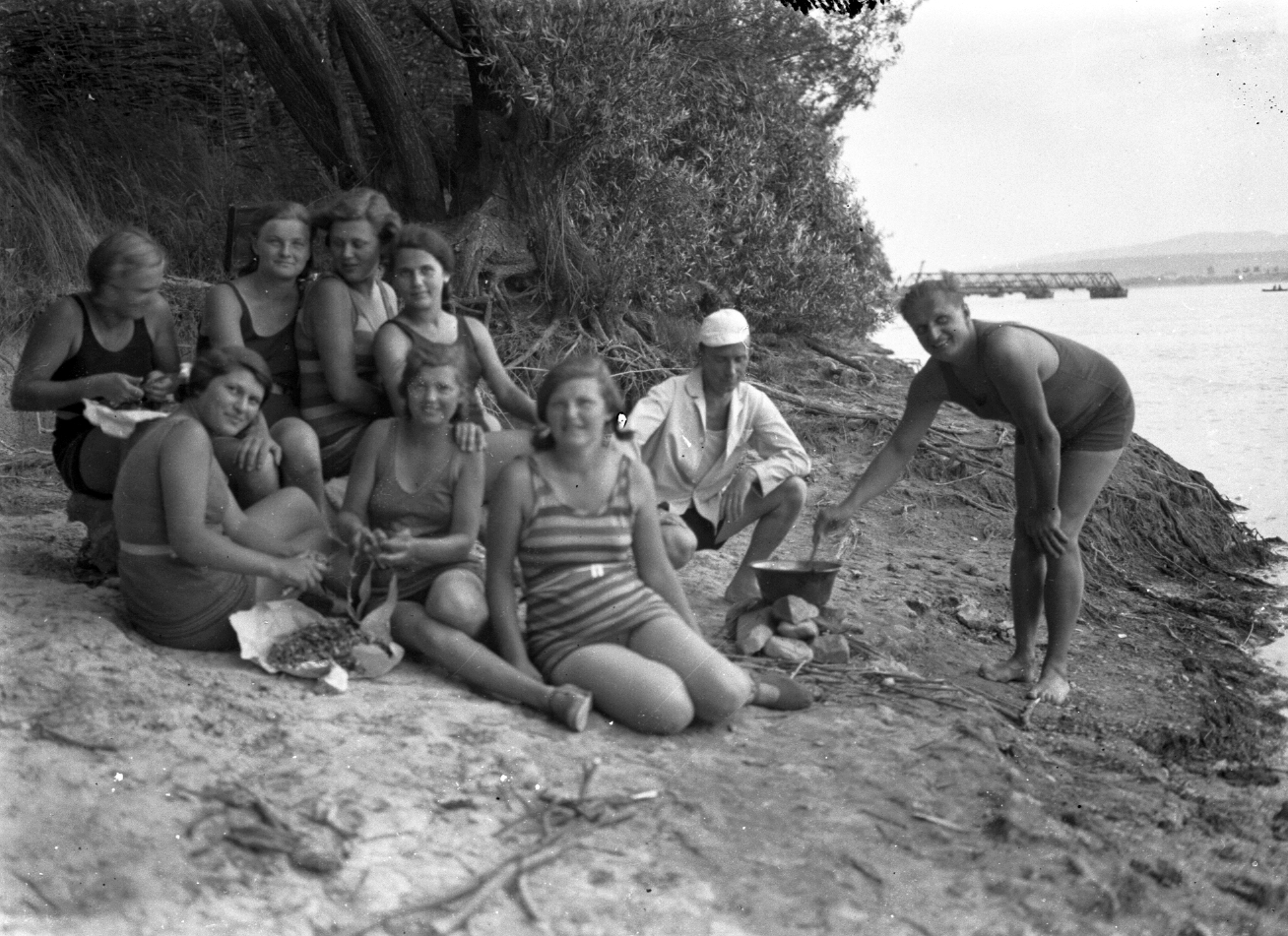 Hungary, Szigetmonostor, Duna-part, háttérben a szentendrei Görgey Artúr laktanya legénységének, utászgyakorlathoz használt pontonhídjának elemei., 1935, Storymap.hu, bathing suit, cauldron, Fortepan #30768