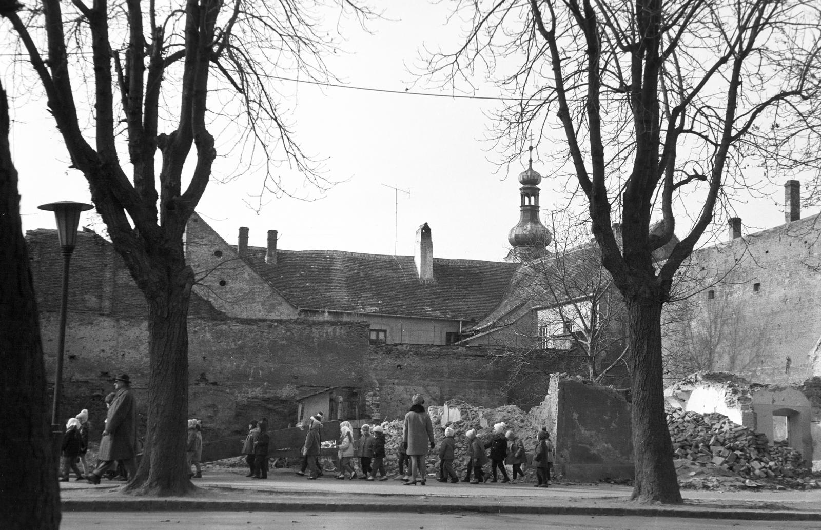 Hungary, Kőszeg, épületbontás a Várkör 29. és 31. számú telken, háttérben a Szent Imre-templom tornya látszik., 1966, Gazda Anikó, Best of, ruins, kids, walk, steeple, Fortepan #307687