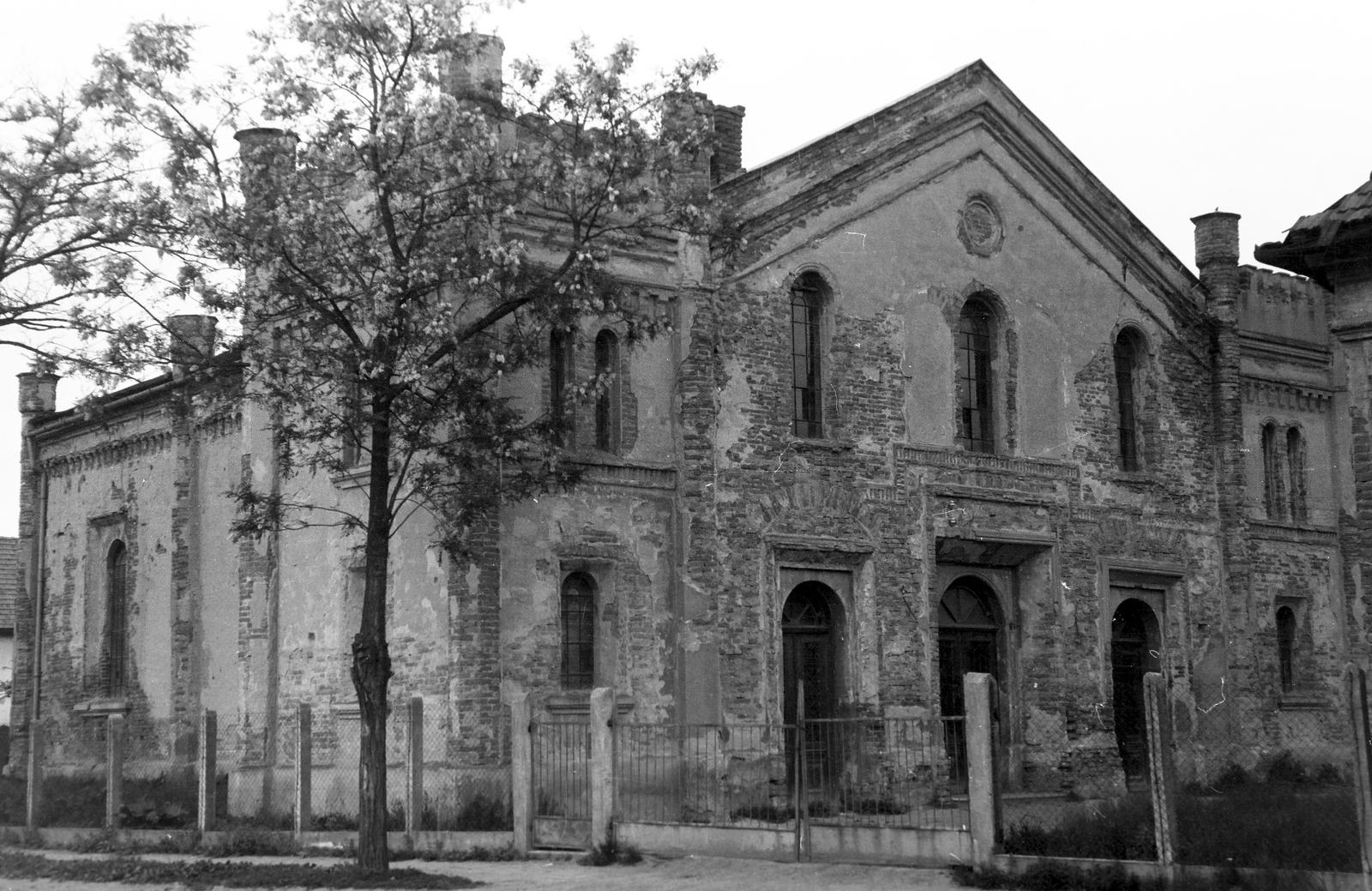 Hungary, Hajdúböszörmény, Kassa utca 9., az egykori zsinagóga., 1969, Gazda Anikó, Best of, brick covering, building, Fortepan #307692