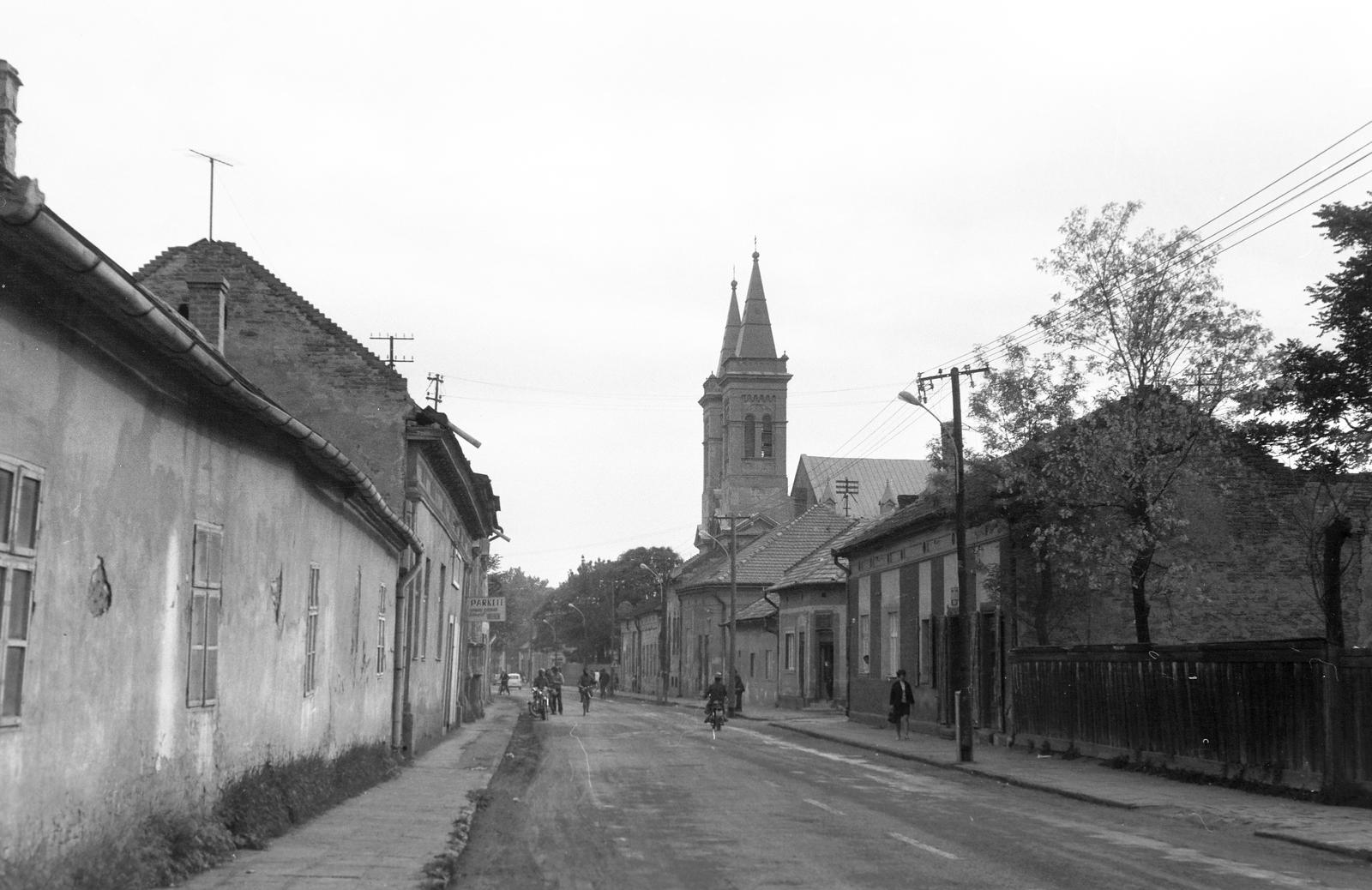 Hungary, Hajdúböszörmény, Újvárosi utca, szemben a görögkatolikus templom.
, 1969, Gazda Anikó, Fortepan #307693