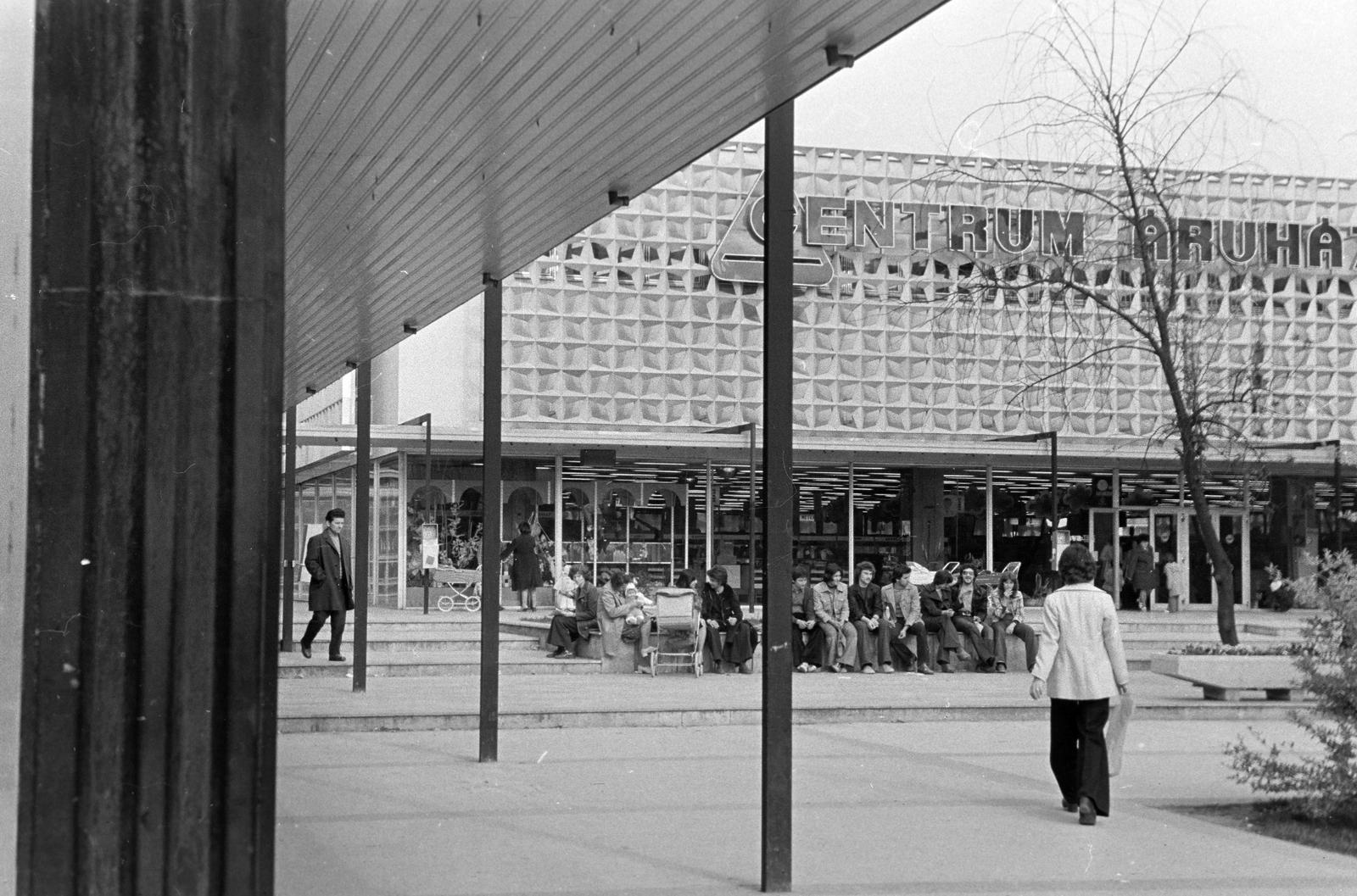Magyarország, Zalaegerszeg, a Kovács Károly téri Centrum Áruház park felőli oldala., 1974, Gazda Anikó, Fortepan #307698