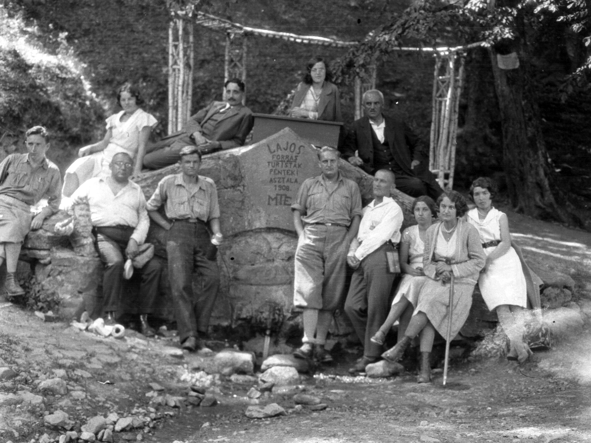 Hungary, Szentendre, turisták a Lajos-forrásnál., 1935, Storymap.hu, tableau, Fortepan #30771