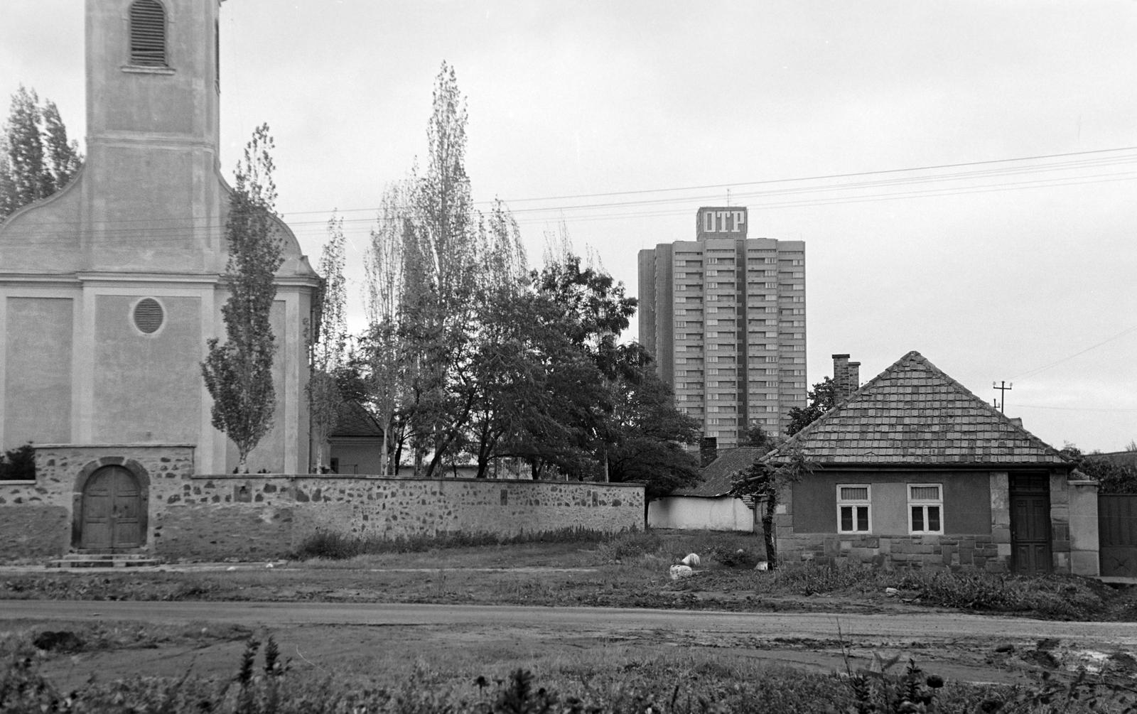 Hungary, Gyöngyös, Püspöki (Sallai utca) utca, balra az Olajbafőtt Szent János-templom, jobbra a Pesti út melletti toronyház., 1971, Gazda Anikó, house, tall house, Fortepan #307711