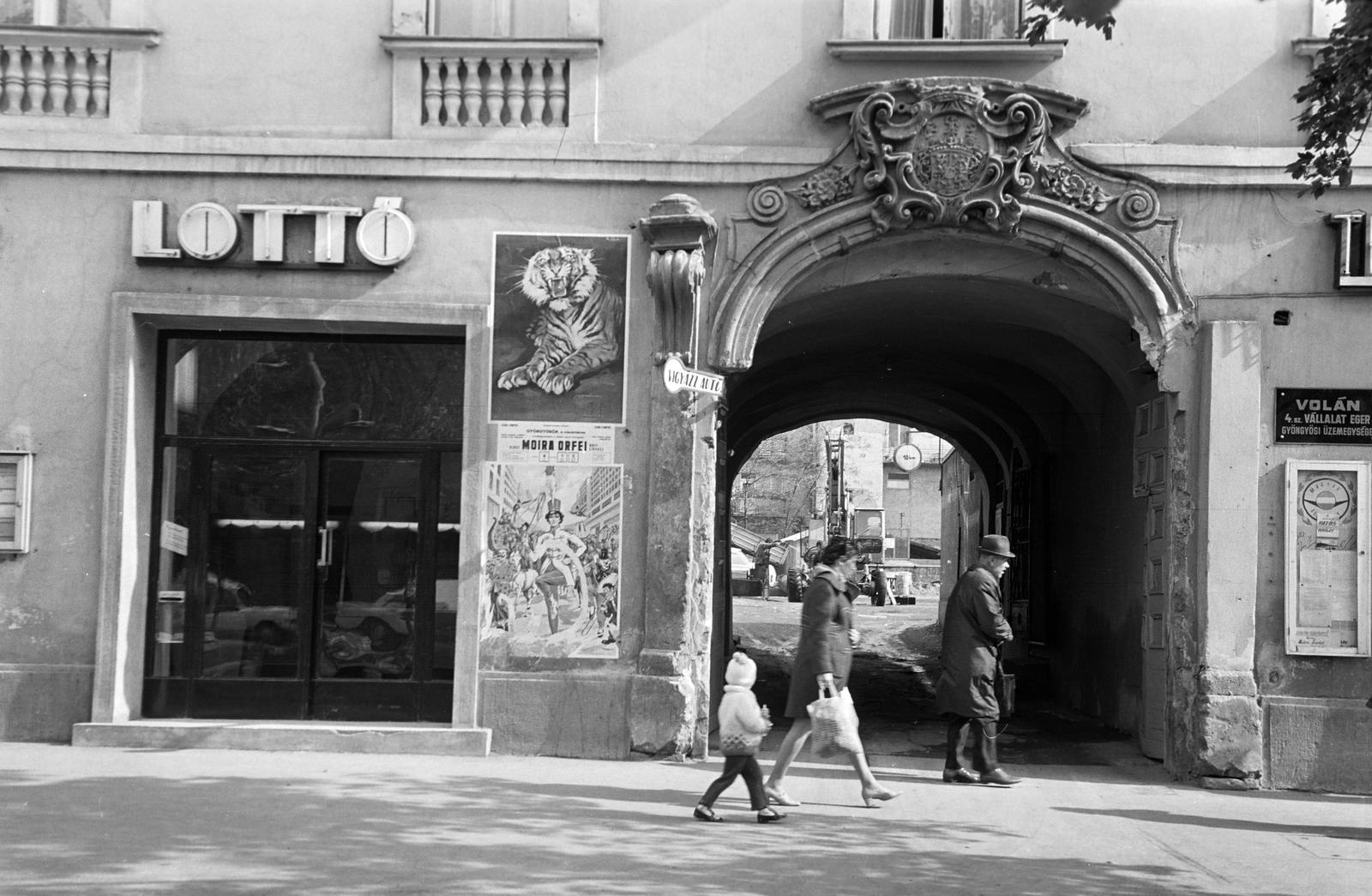 Magyarország, Gyöngyös, Fő tér 10., az egykori Grassalkovich-palota, később Vachott Sándor Városi Könyvtár épülete., 1973, Gazda Anikó, Best of, Volán-szervezet, lottózó, boltív, átjáró, lottó, plakát, Fortepan #307713