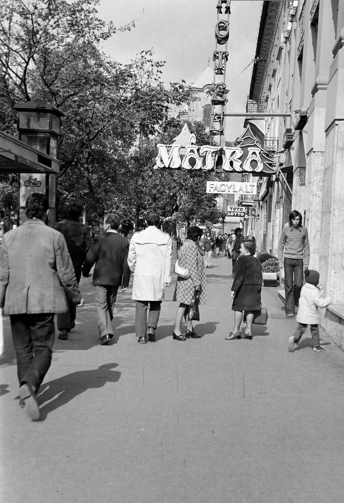 Hungary, Gyöngyös, Fő tér - Mátyás király utca sarok, Mátra szálló., 1973, Gazda Anikó, Fortepan #307714