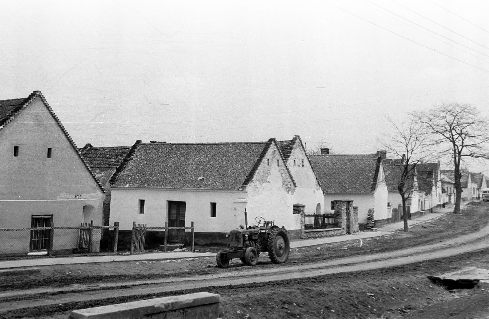 Hungary, 1961, Gazda Anikó, village, house, tractor, Fortepan #307725