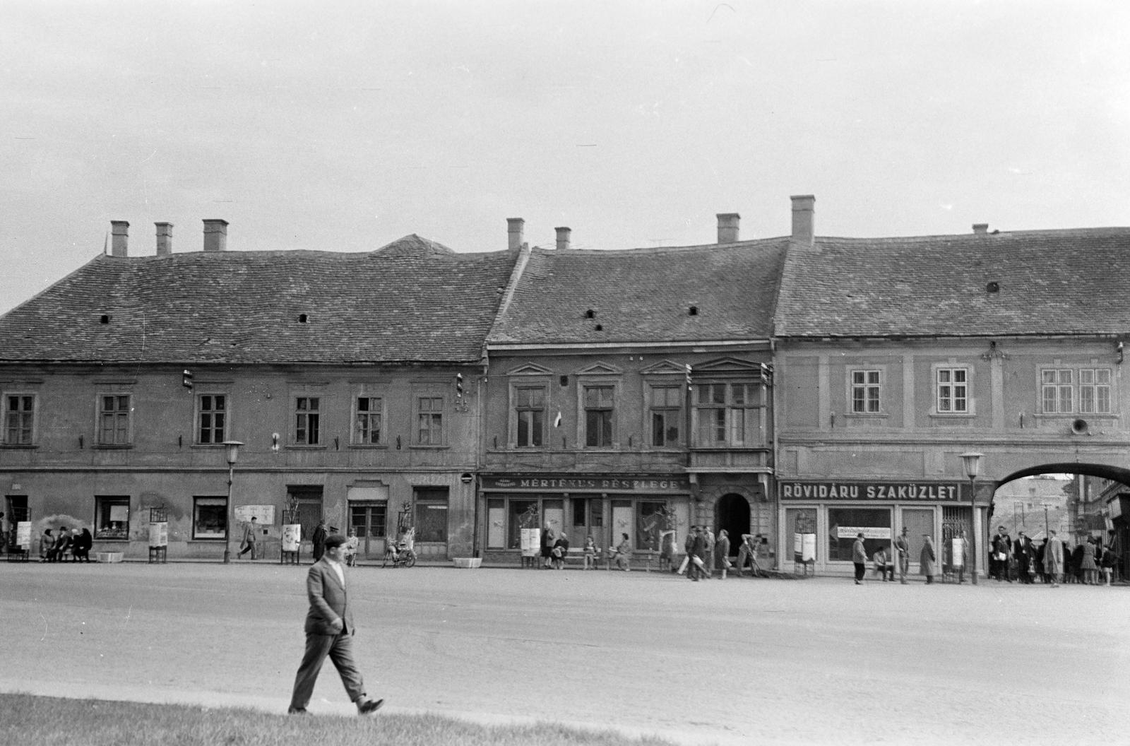 Magyarország, Pápa, Fő tér, jobbra az árkádon túl a Kossuth utca., 1964, Gazda Anikó, pápa, Fortepan #307735