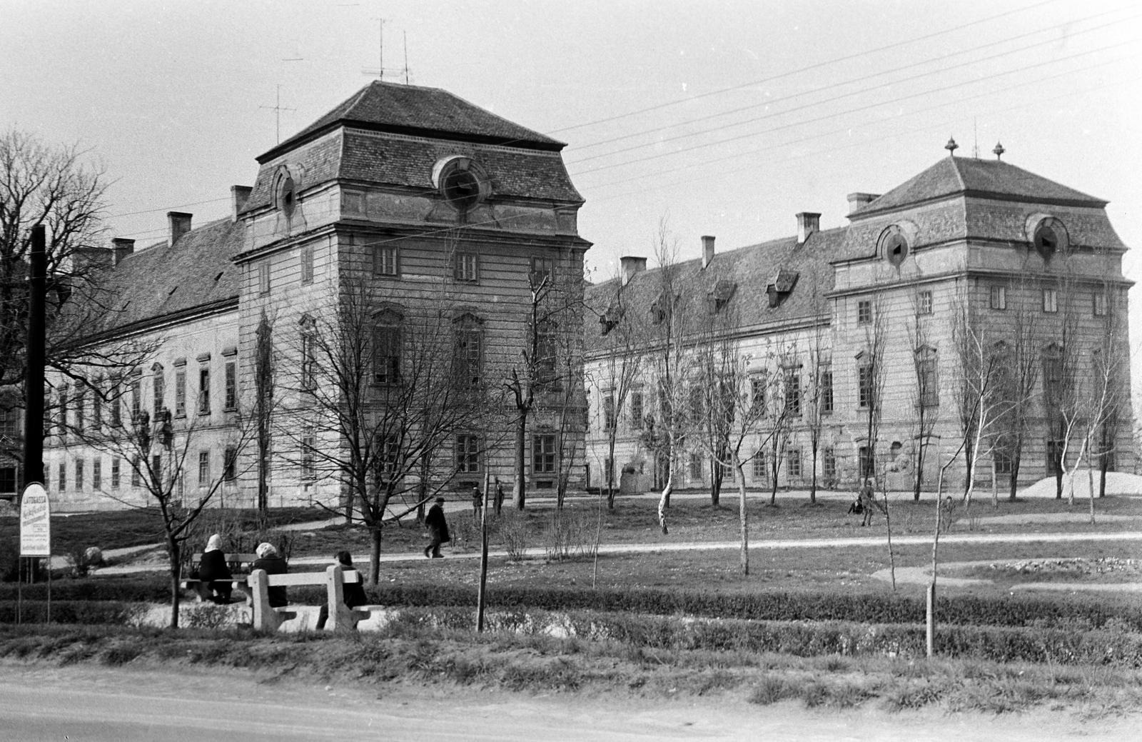 Magyarország, Pápa, Fő tér, az Esterházy-kastély., 1964, Gazda Anikó, pápa, Fortepan #307736