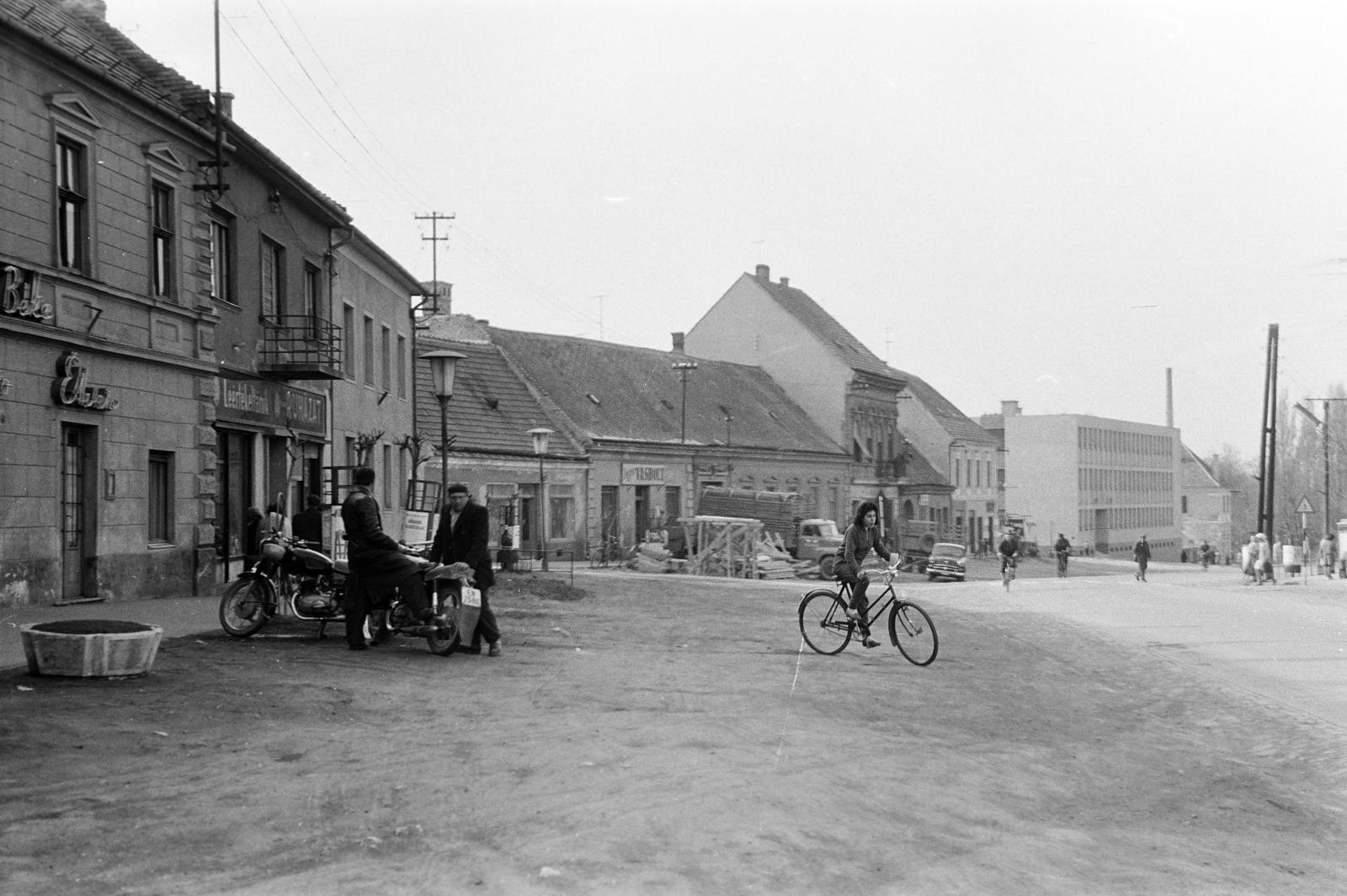 Magyarország, Pápa, Fő tér, balra a Béke Étterem, jobbra a Szent István úton távolabb az MSZMP pártház., 1964, Gazda Anikó, pápa, Fortepan #307737