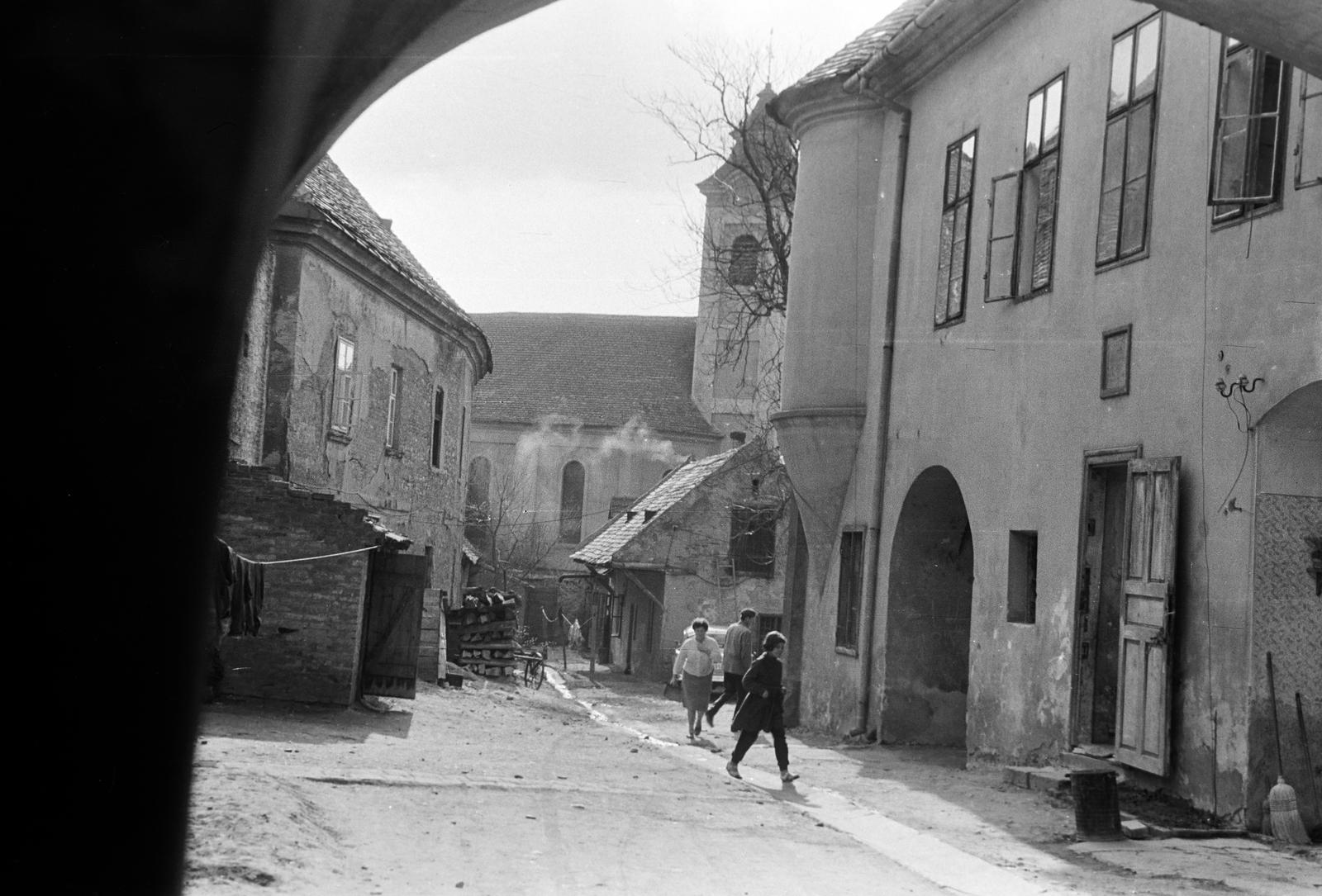Magyarország, Pápa, a Fő tér 23. szám alatti Kenessey-Szondy ház udvara (ma Fellner udvar). Háttérben a Kígyó utcában a Kisboldogasszony-templom (ferences templom) látható., 1964, Gazda Anikó, pápa, Fortepan #307739
