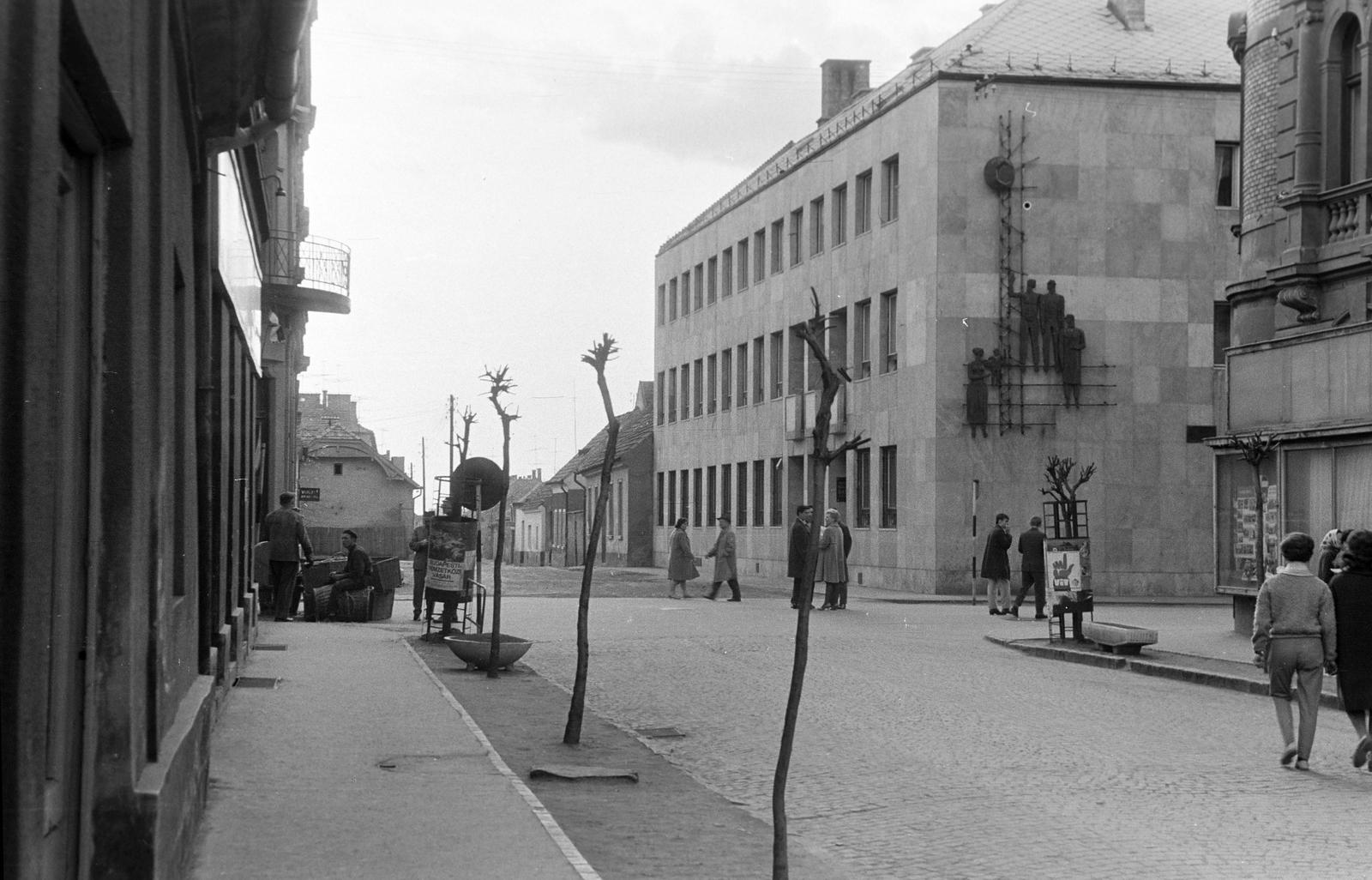 Hungary, Pápa, Deák Ferenc utca, a Major utca és a Kossuth Lajos utca sarkán, a Magyar Nemzeti Bank épületén, Kiss István szobrászművész figurális kompozíciója, a Pénz és építés (1963)., 1964, Gazda Anikó, pope, Fortepan #307742