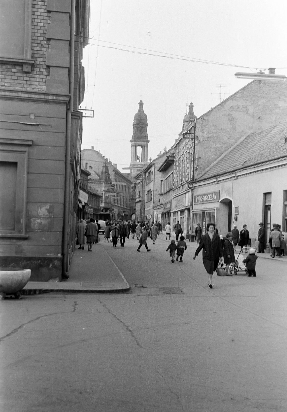 Magyarország, Pápa, Kossuth Lajos utca, balra a Rákóczi Ferenc utca, szemben a háttérben a Nagytemplom., 1964, Gazda Anikó, pápa, Fortepan #307743