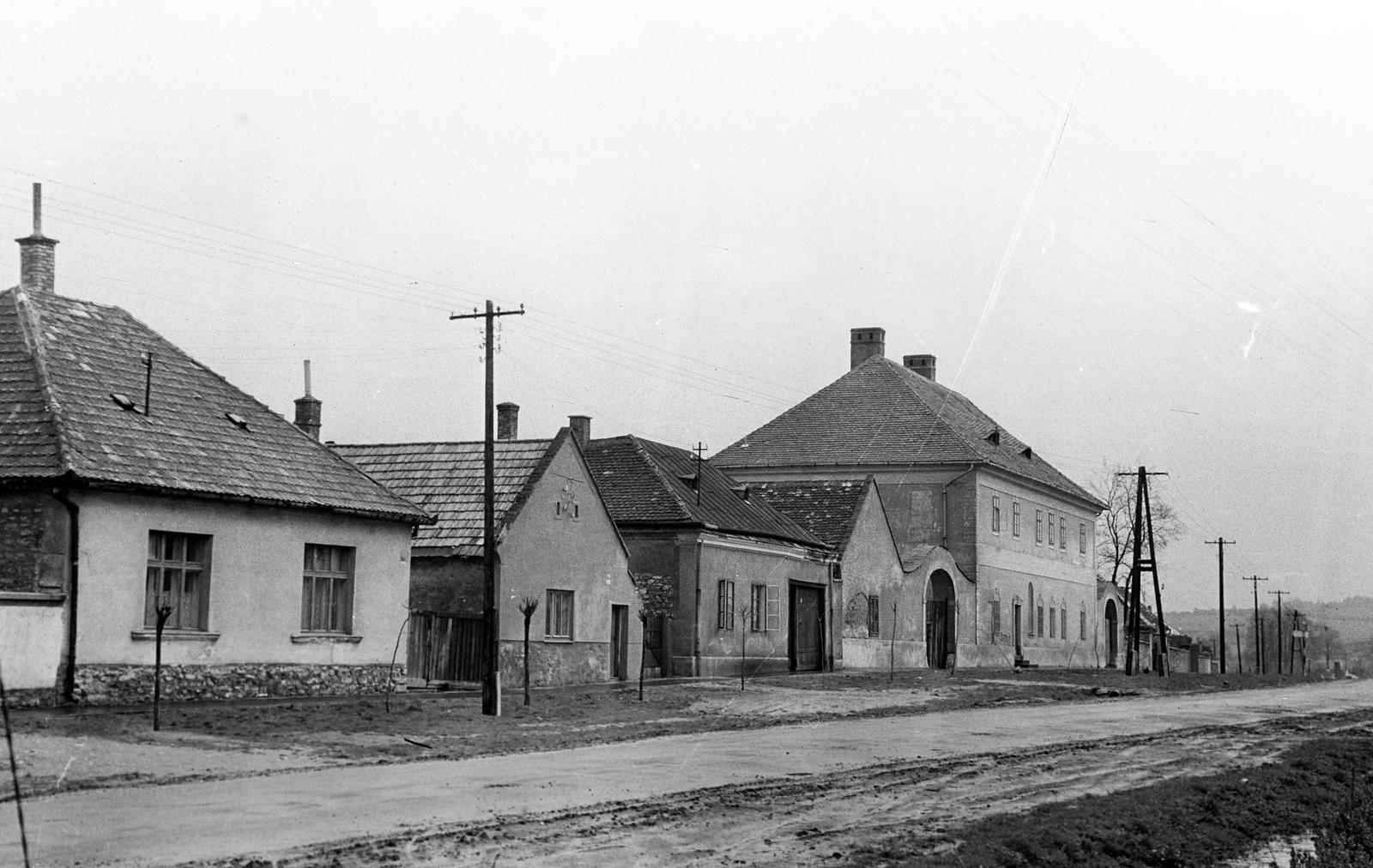 Magyarország, Zirc, Kossuth Lajos utca, szemben az 1723-ban épült barokk fogadó., 1960, Gazda Anikó, lakóház, utcakép, Fortepan #307748