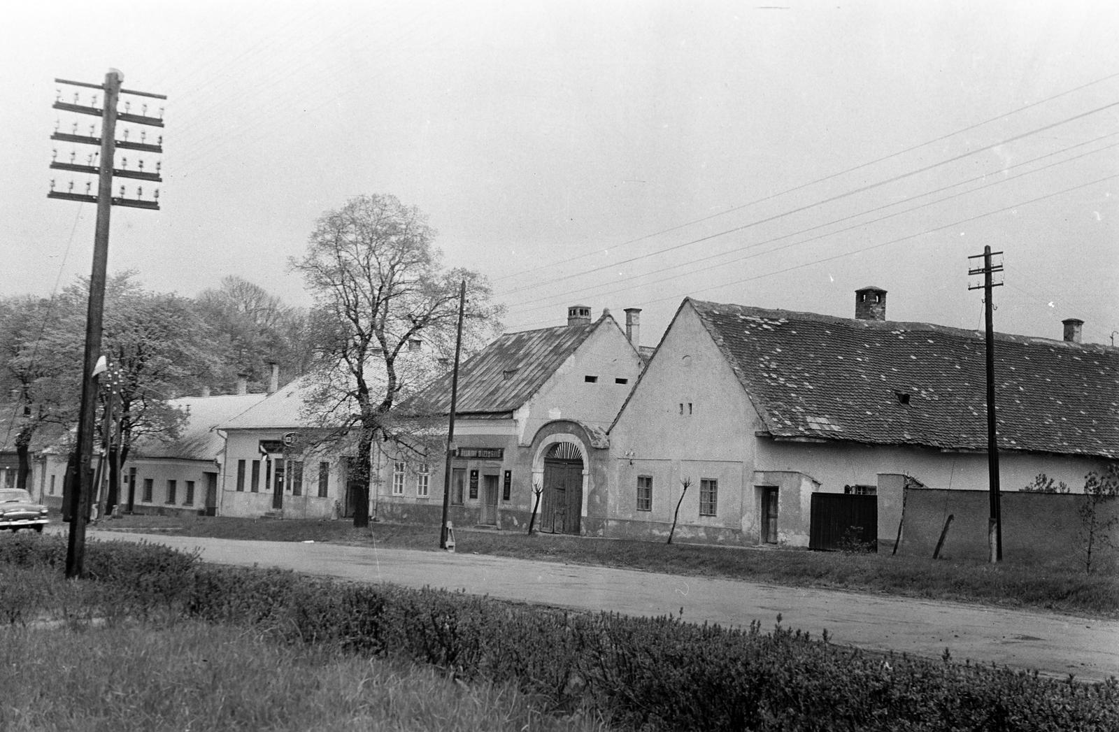 Hungary, Zirc, Kossuth Lajos utca, középen a 7-es számú ház boltíves kapuja látható., 1960, Gazda Anikó, Fortepan #307749