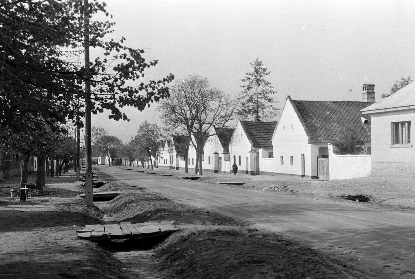 Magyarország, Bakonygyirót, Fő utca., 1958, Gazda Anikó, vizesárok, palló, oromfal, falu, utcakép, Fortepan #307754