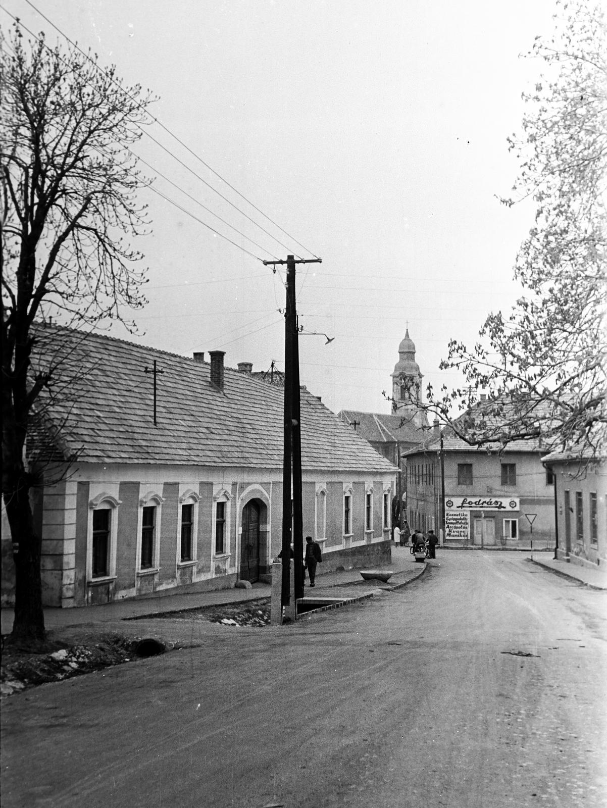 Hungary, Sümeg, Szent István tér, háttérben az Urunk Mennybemenetele-templom., 1965, Gazda Anikó, Fortepan #307767