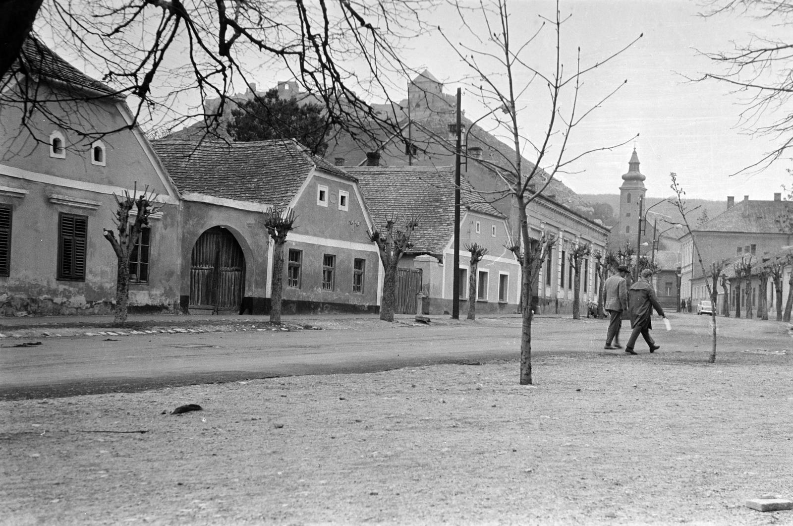 Hungary, Sümeg, Deák Ferenc utca, háttérben a ferences templom, balra fenn pedig a vár., 1965, Gazda Anikó, Fortepan #307768