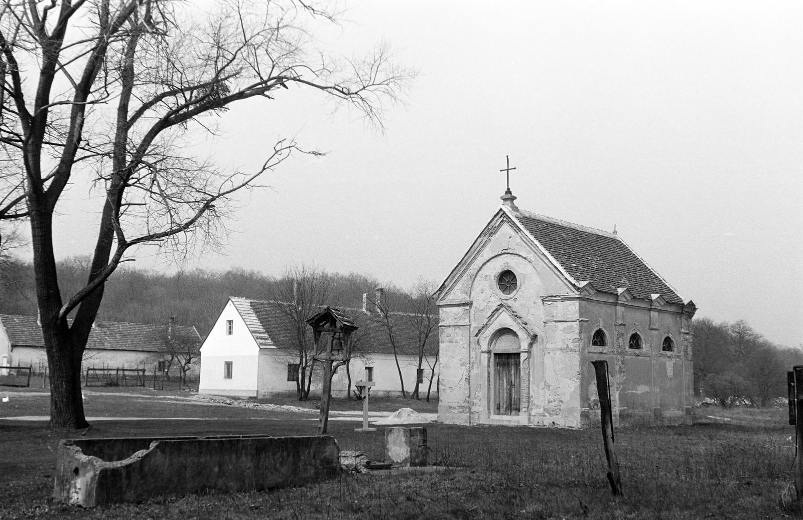 Hungary, Gánt, Kőhányáspuszta, Szent Teréz-kápolna (Esterházy-kápolna), és fa harangláb., 1973, Gazda Anikó, Fortepan #307777
