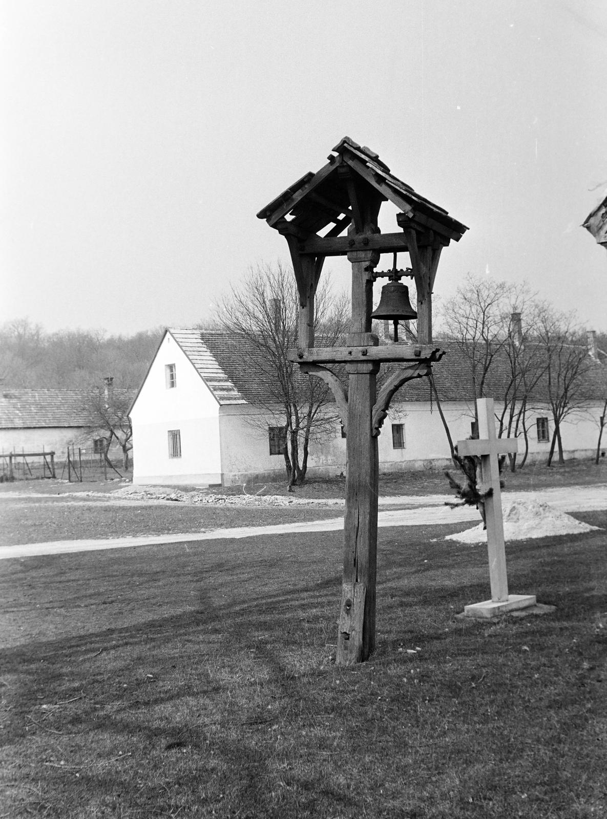 Hungary, Gánt, Kőhányáspuszta, Szent Teréz-kápolna (Esterházy-kápolna) fa harangláb., 1973, Gazda Anikó, Fortepan #307778