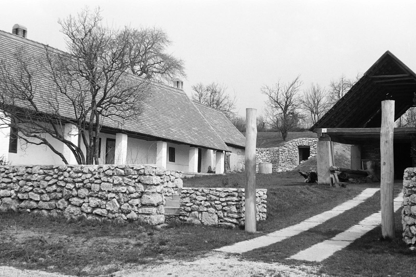 Hungary, Gánt, Vérteskozma, a Fő utca 16. számú ház., 1973, Gazda Anikó, house, freestone, yard, porch, Fortepan #307779