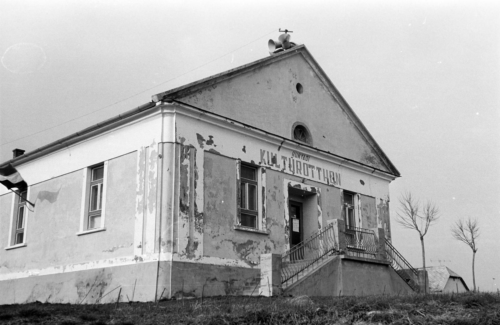 Magyarország, 1968, Gazda Anikó, Best of, sziréna, zászló, felirat, lépcső, középület, művelődés, hangszóró, Fortepan #307790