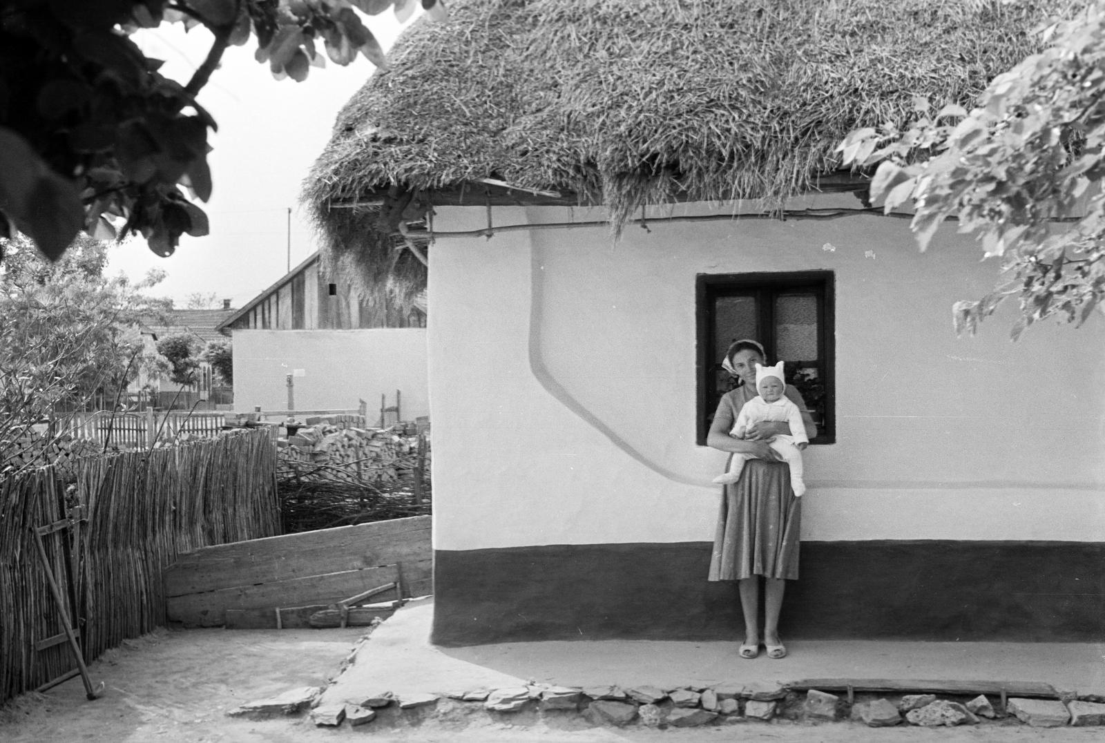Magyarország, 1963, Gazda Anikó, Best of, anyaság, gyermek, gyerek, anya, parasztház, nádtető, kézben tartani, Fortepan #307792