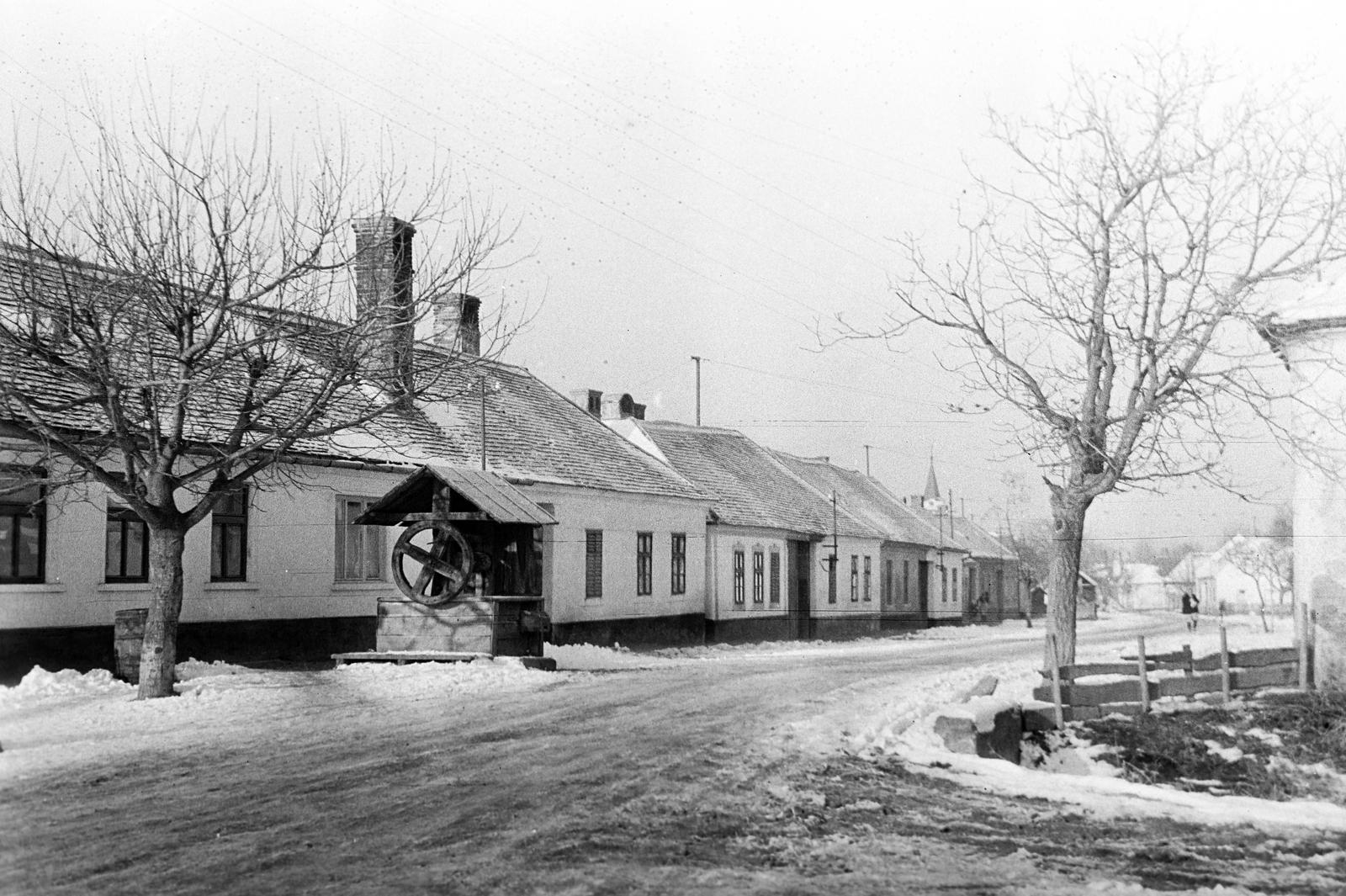 Magyarország, 1963, Gazda Anikó, földút, utcakép, kerekeskút, Fortepan #307804
