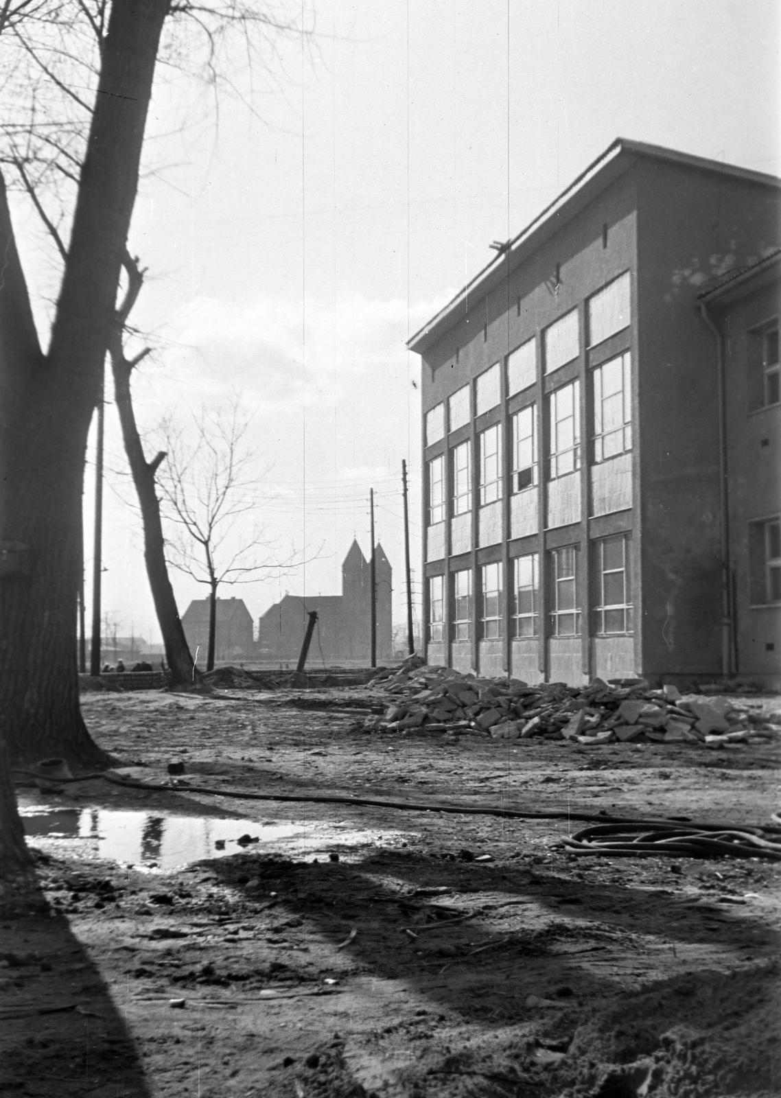 Magyarország, Budapest X.,Budapest IX., a későbbi Kékvirág Óvoda Zágrábi utca felőli homlokzata. Távolban az Ecseri út - Üllői út sarkán álló Szent Kereszt-templom látható., 1967, Gazda Anikó, Budapest, Fortepan #307807