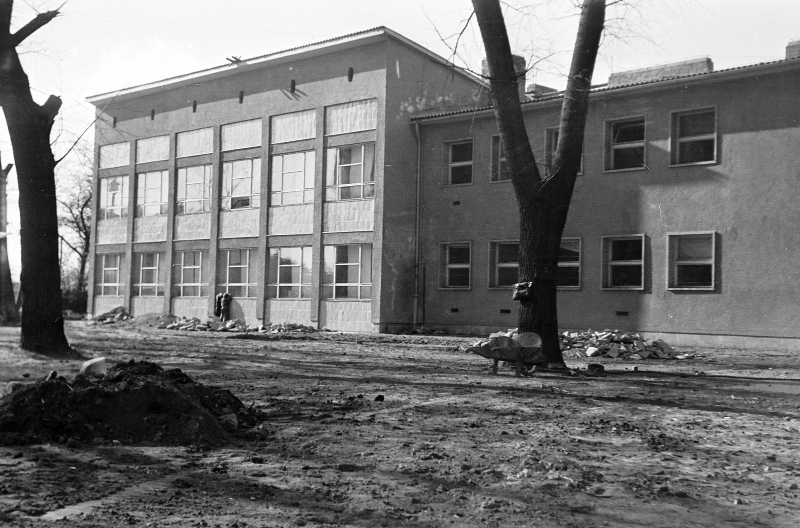 Magyarország, Budapest X., a későbbi Kékvirág Óvoda Zágrábi utca felőli homlokzata., 1967, Gazda Anikó, Budapest, Fortepan #307808