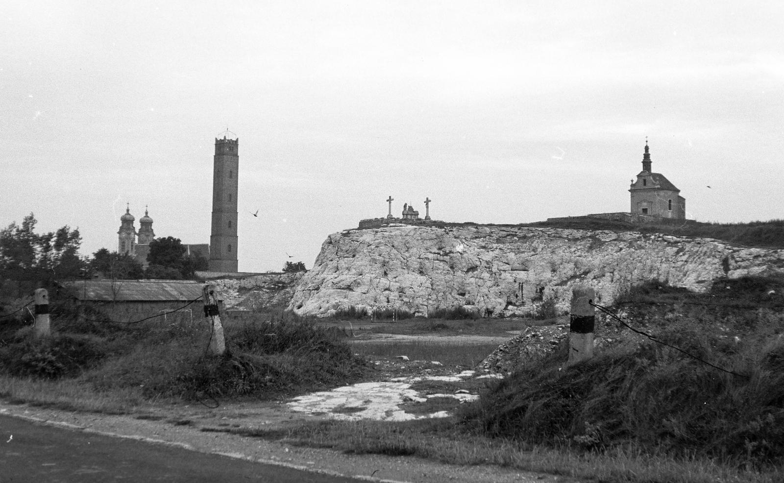 Hungary, Tata, Kálvária domb, előtérben a Fellner Jakab építette kis kápolna, balra a kálvária szoborcsoport. Balra a háttérben a Fellner Jakab-kilátó (eredetileg söréttorony) és a Szent Kereszt-templom., 1979, Gazda Anikó, Fortepan #307819