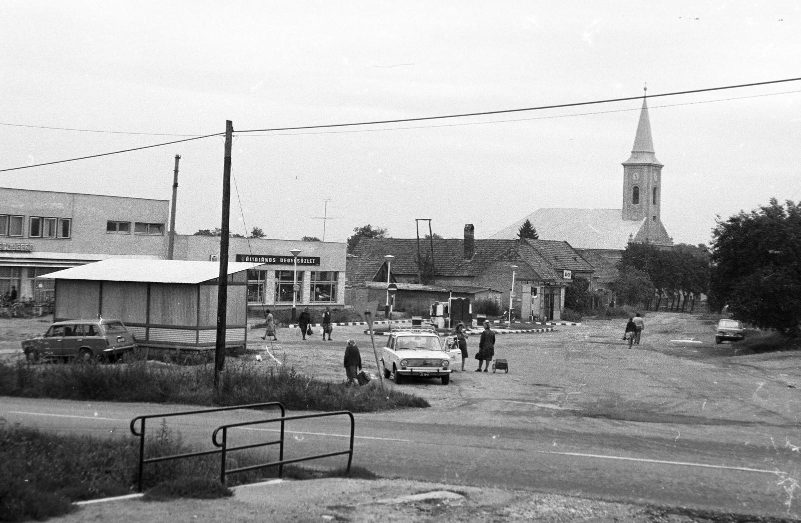 Hungary, Kocs, Szabadság tér, szemben a Kis utca és a református templom., 1979, Gazda Anikó, Fortepan #307820