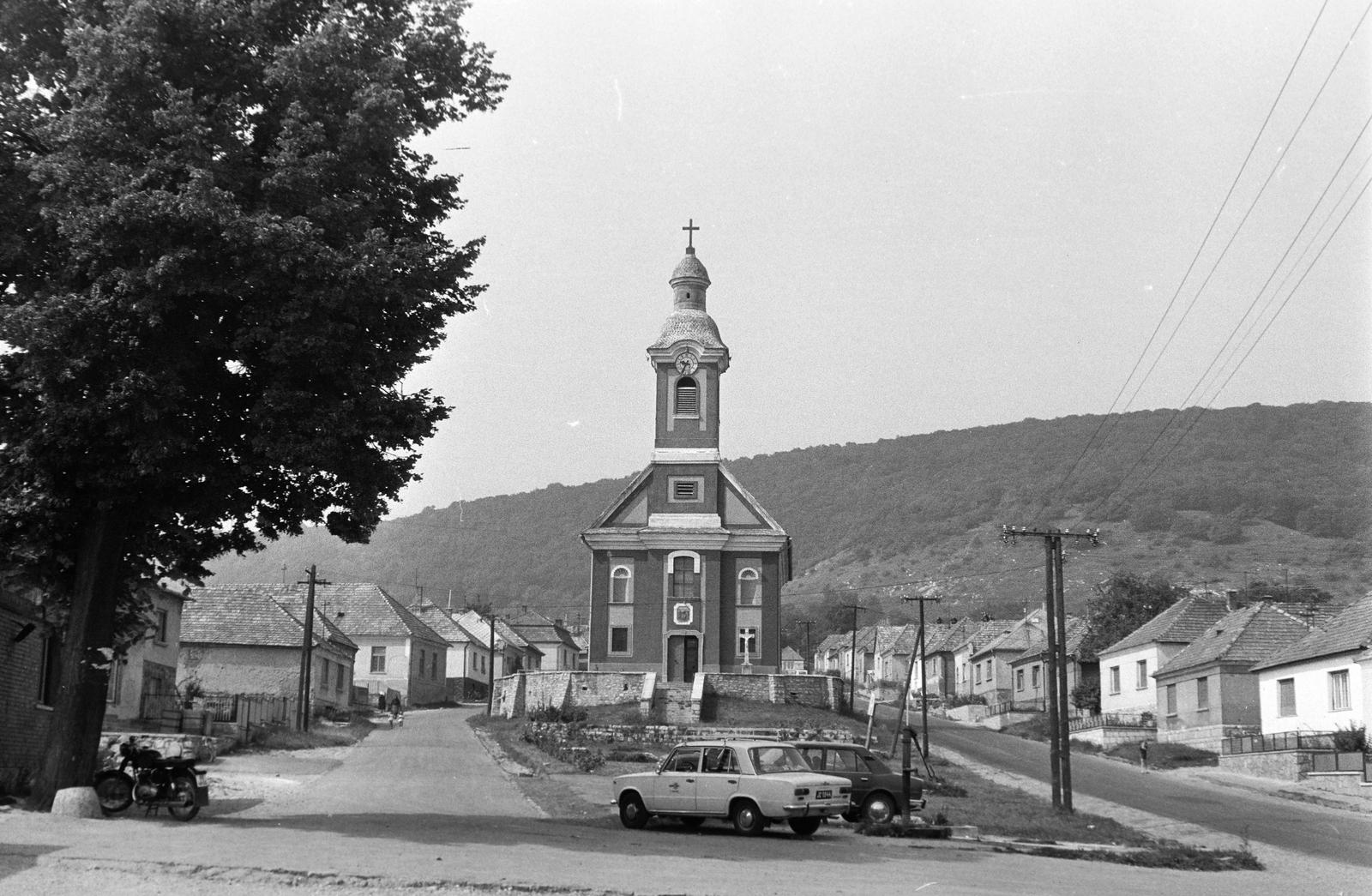 Magyarország, Tardos, Templom tér, Szent Mária Magdolna-templom., 1979, Gazda Anikó, Fortepan #307822