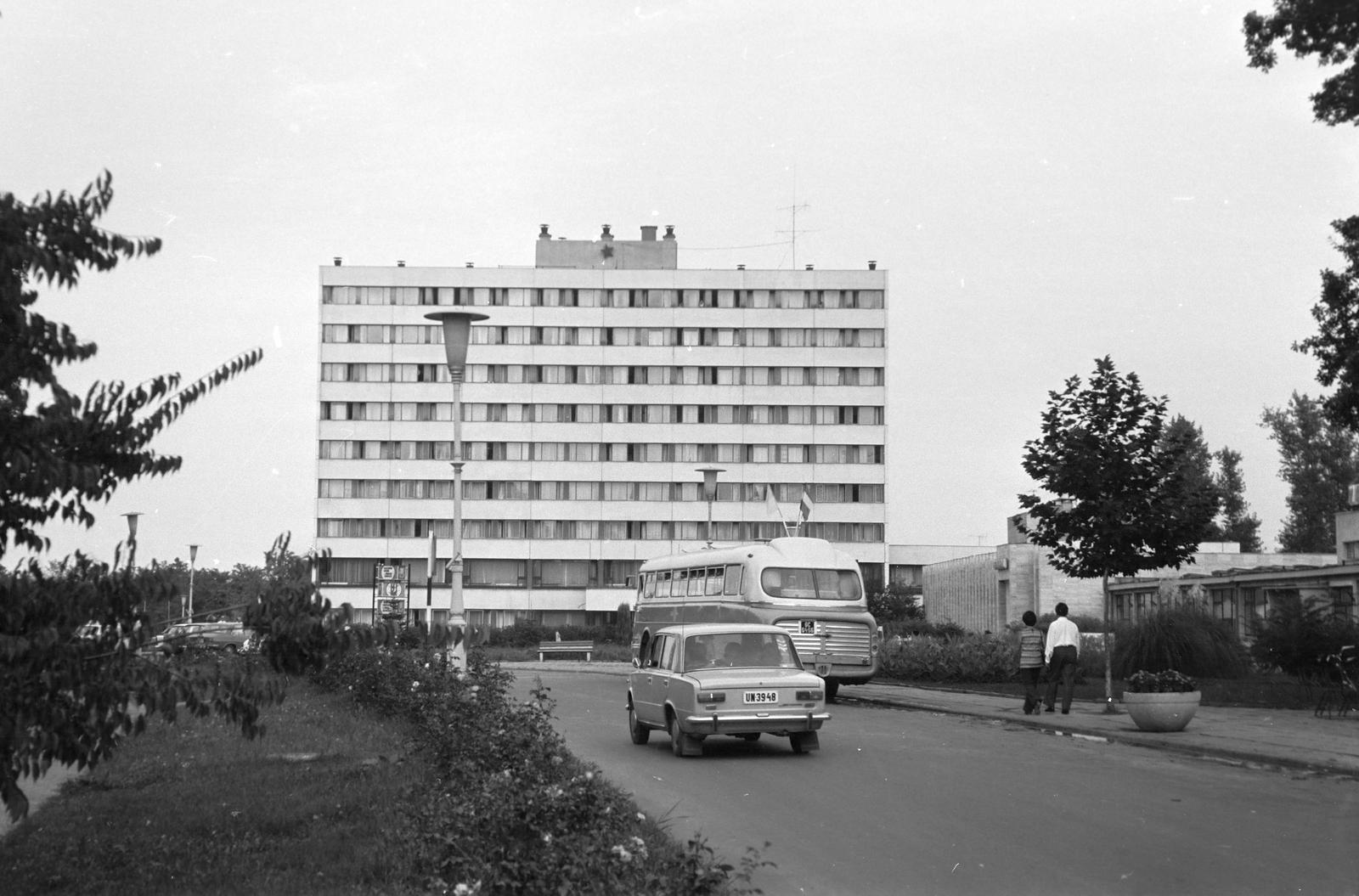 Magyarország, Gyula, Maróthy tér (ekkor névtelen), park a Várfürdő bejárata előtt. Szemben a SZOT MEDOSz Gyógyüdülő (később Erkel Hotel), jobbra a Gyógyfürdő., 1976, Gazda Anikó, Fortepan #307876