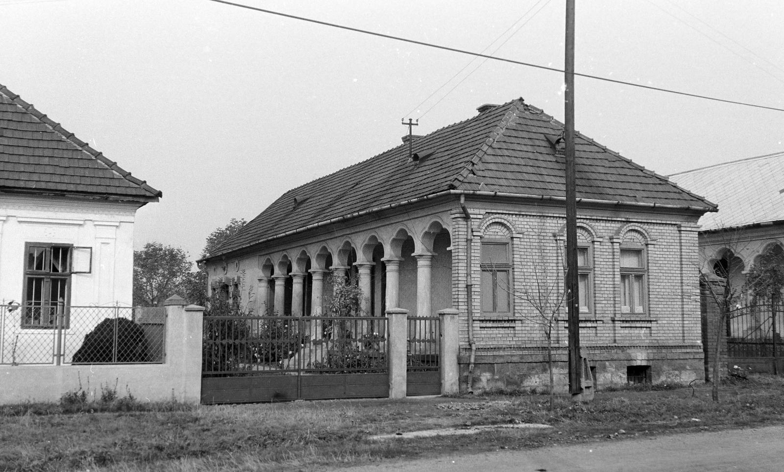 Magyarország, Sajóecseg, Széchenyi utca 10. számú ház., 1976, Gazda Anikó, lakóház, tornác, Fortepan #307878