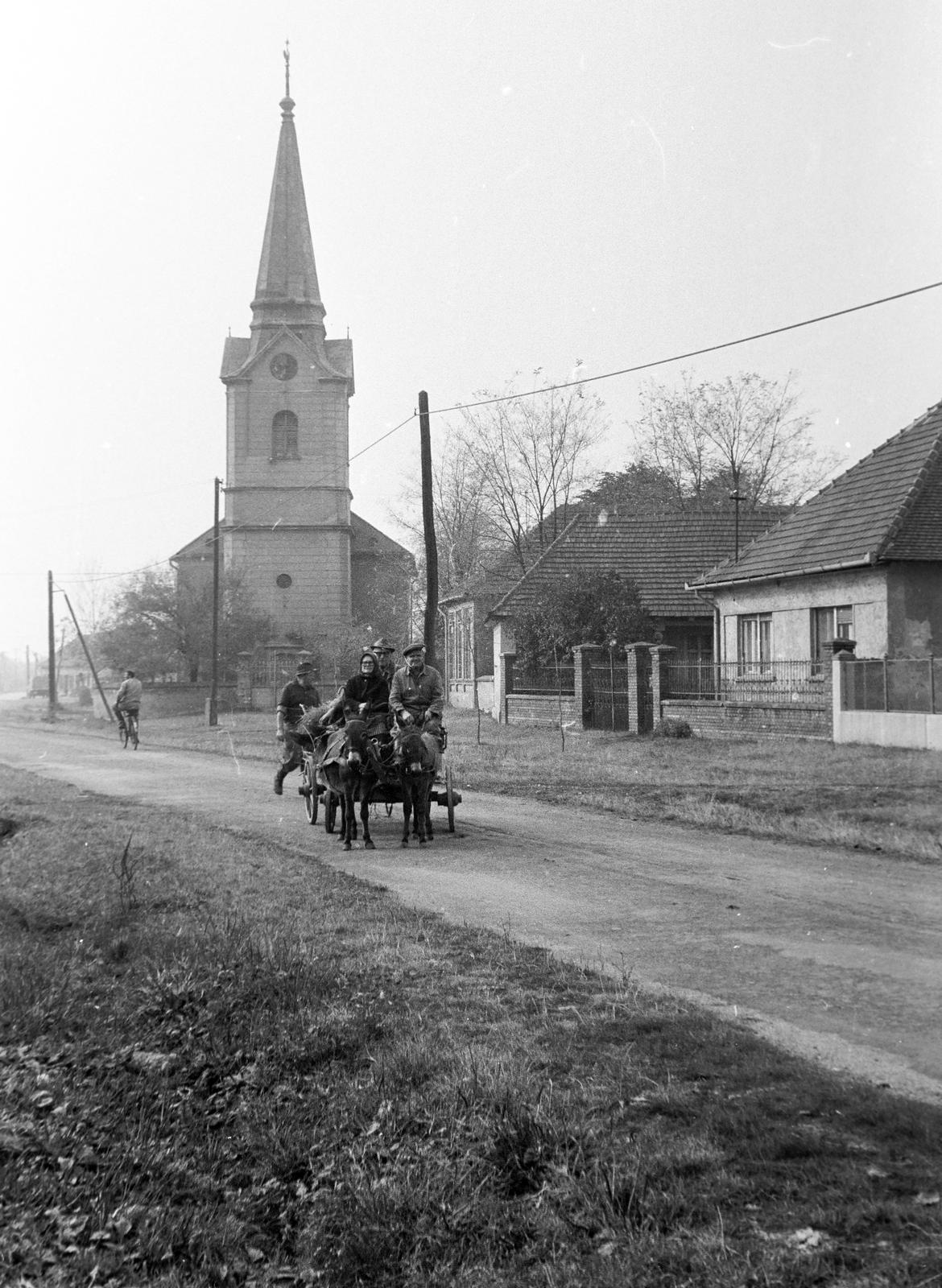 Magyarország, Sajóecseg, Széchenyi utca, református templom., 1976, Gazda Anikó, szekér, templom, szamár, Fortepan #307879