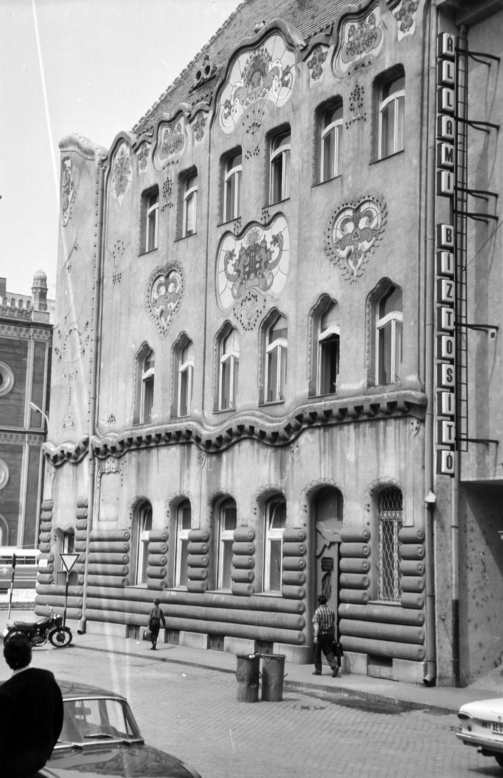 Hungary, Kecskemét, Csányi János körút, jobbra a Cifra-palota, mögötte a Rákóczi út - Szabadság tér sarkán a Tudomány és Technika Háza, korábban zsinagóga., 1971, Gazda Anikó, Secession, architectural ornament, Fortepan #307887