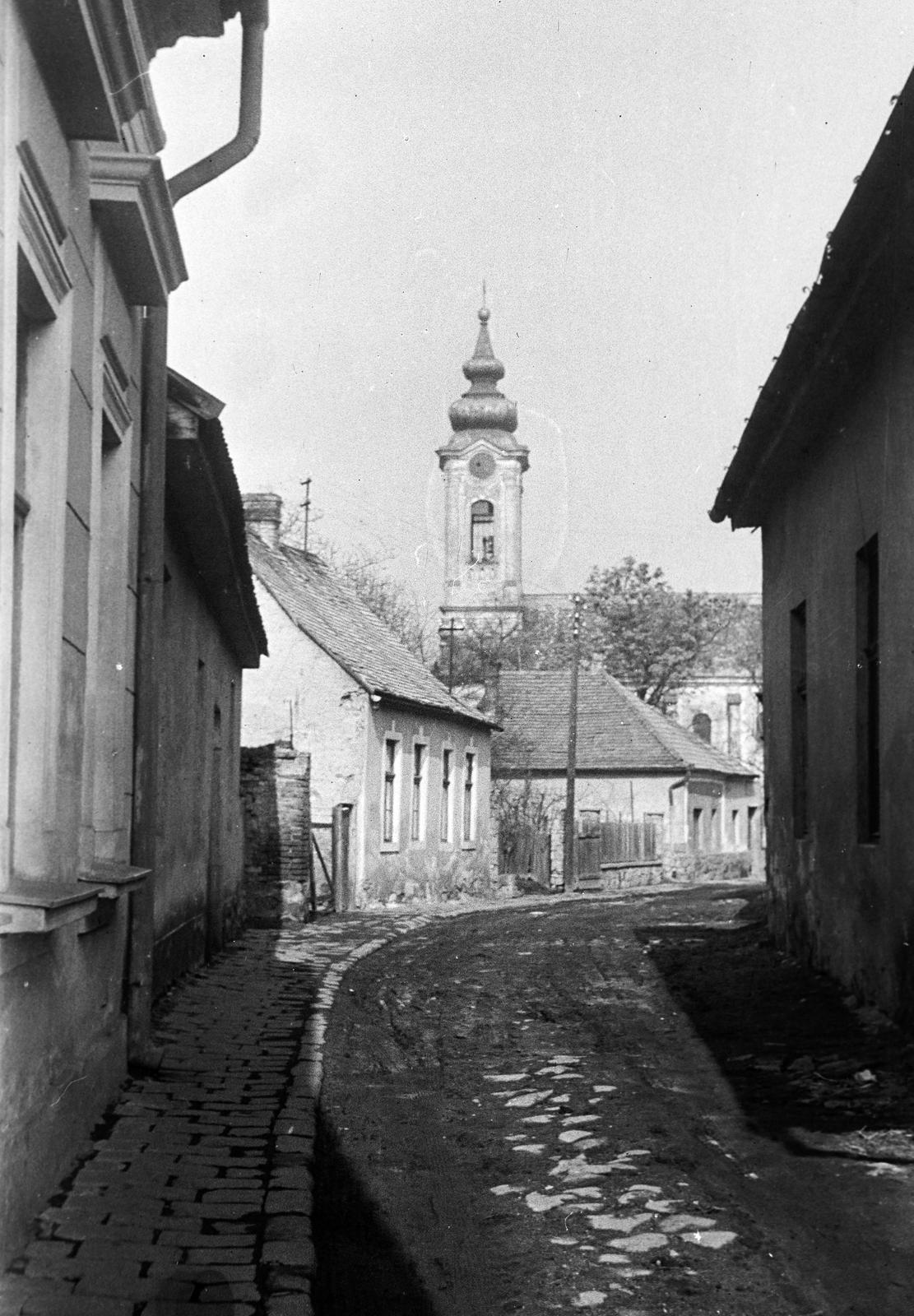 Hungary, Szentendre, Szerb utca, szemben a Preobrazsenszka templom., 1959, Gazda Anikó, pavement, dirt road, street view, steeple, Fortepan #307899