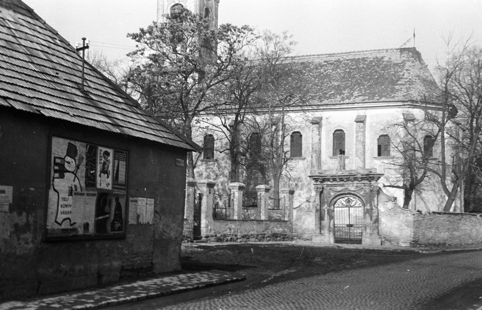 Hungary, Szentendre, Bogdányi út (Vöröshadsereg utca), a Preobrazsenszka szerb templom és a kerítésfal copf stílusú díszkapuja. A kapu előtti területet később Vujicsics Tihamér térnek nevezték el., 1961, Gazda Anikó, church, poster, Fortepan #307901