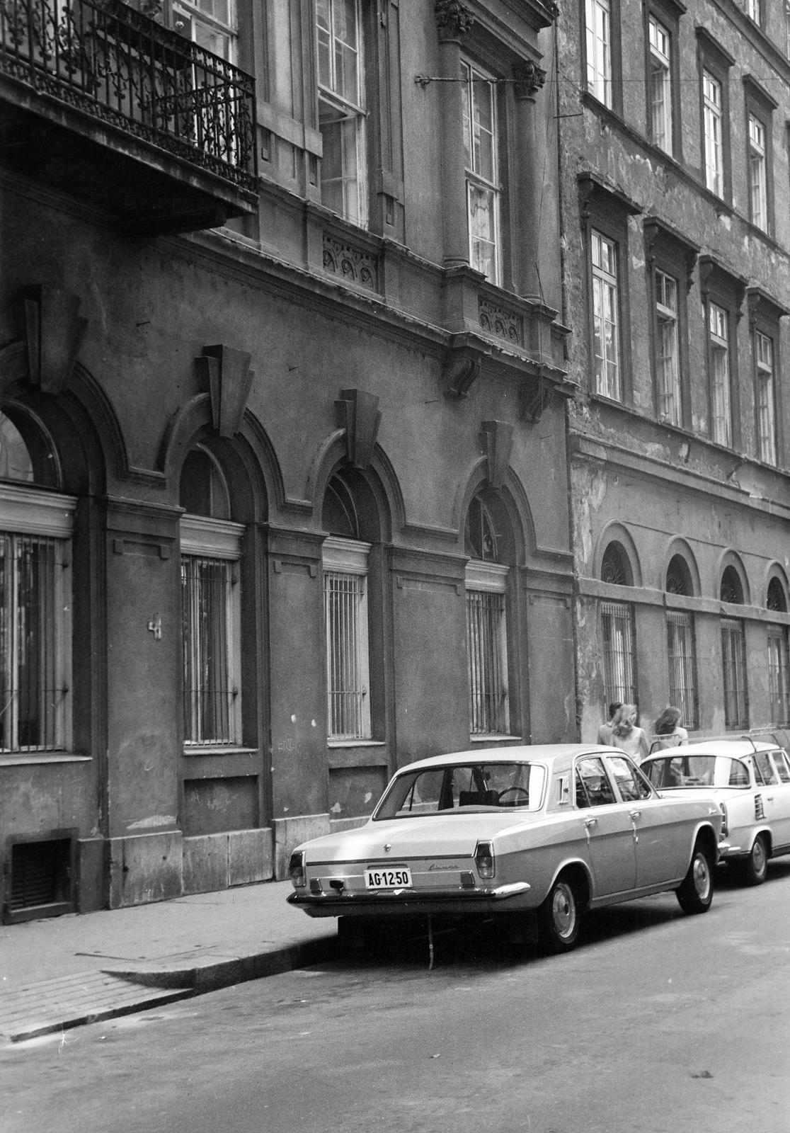Magyarország, Budapest V., Vigyázó Ferenc utca, balra az 5-ös számú épület., 1977, Gazda Anikó, rendszám, GAZ-márka, GAZ 24 Volga, Budapest, Fortepan #307904