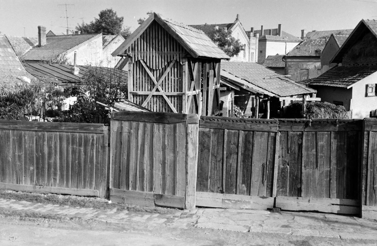 Magyarország, Hajdúböszörmény, Benedek József utca, háttérben a Kassa utcai egykori zsinagóga., 1970, Gazda Anikó, kerítés, kukoricagóré, Fortepan #307912