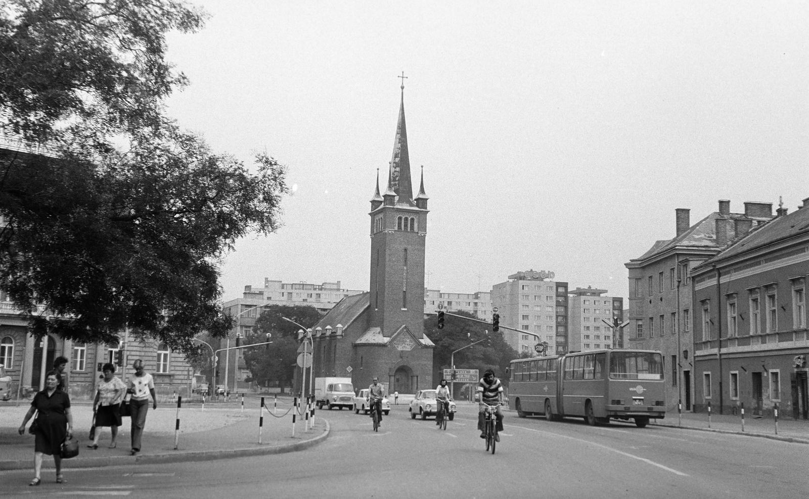 Magyarország, Székesfehérvár, Mátyás király körút a Zichy-ligetnél, szemben az Evangélikus templom, balra a Bíróság (korábban Törvényszék) épülete., 1976, Gazda Anikó, csuklós busz, Volán-szervezet, Fortepan #307929