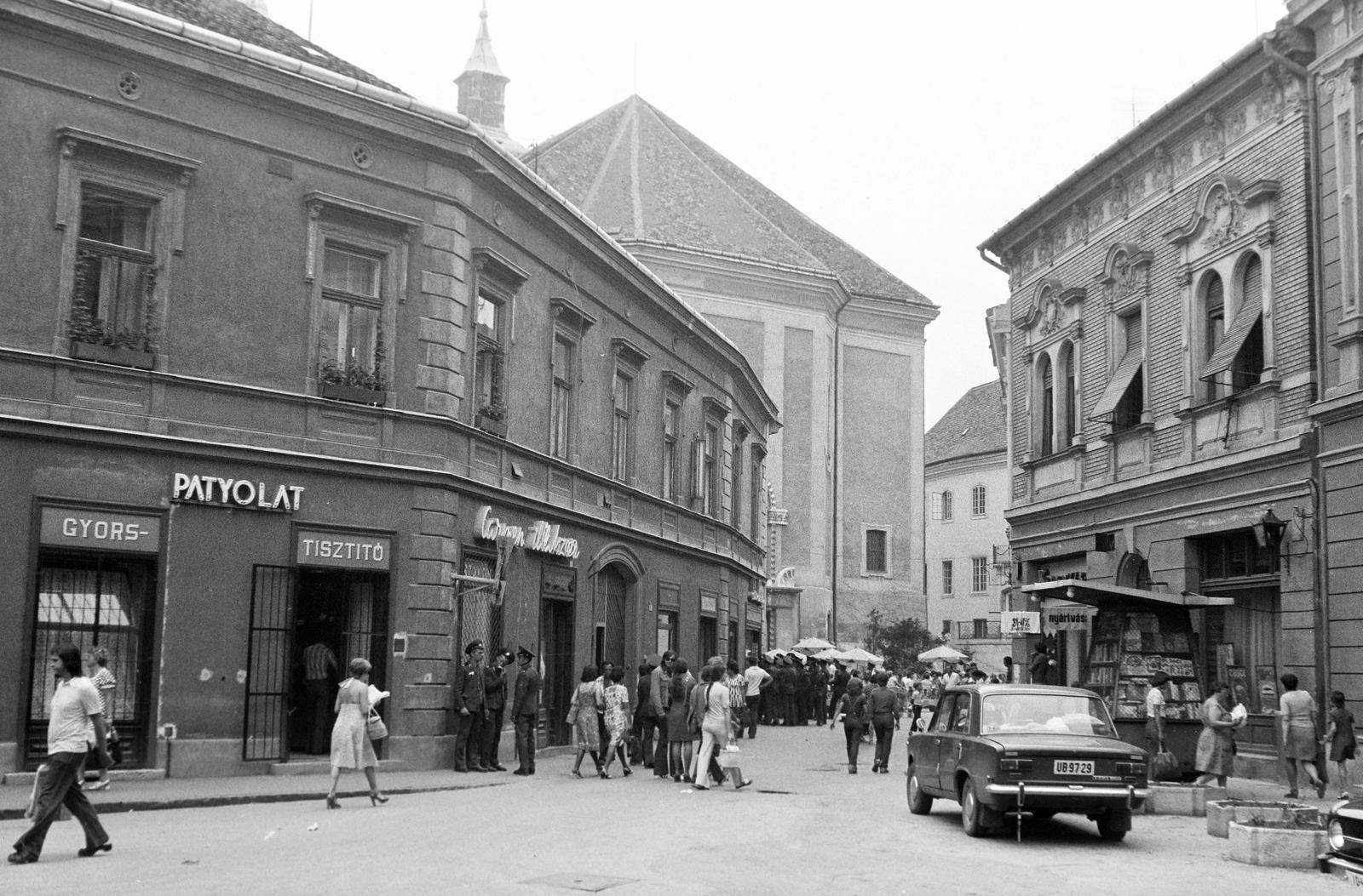 Magyarország, Székesfehérvár, Kossuth utca, szemben a Hősök tere és a Szent István-székesegyház., 1976, Gazda Anikó, pavilon, könyvárus, Patyolat Vállalat, katona, Fortepan #307941