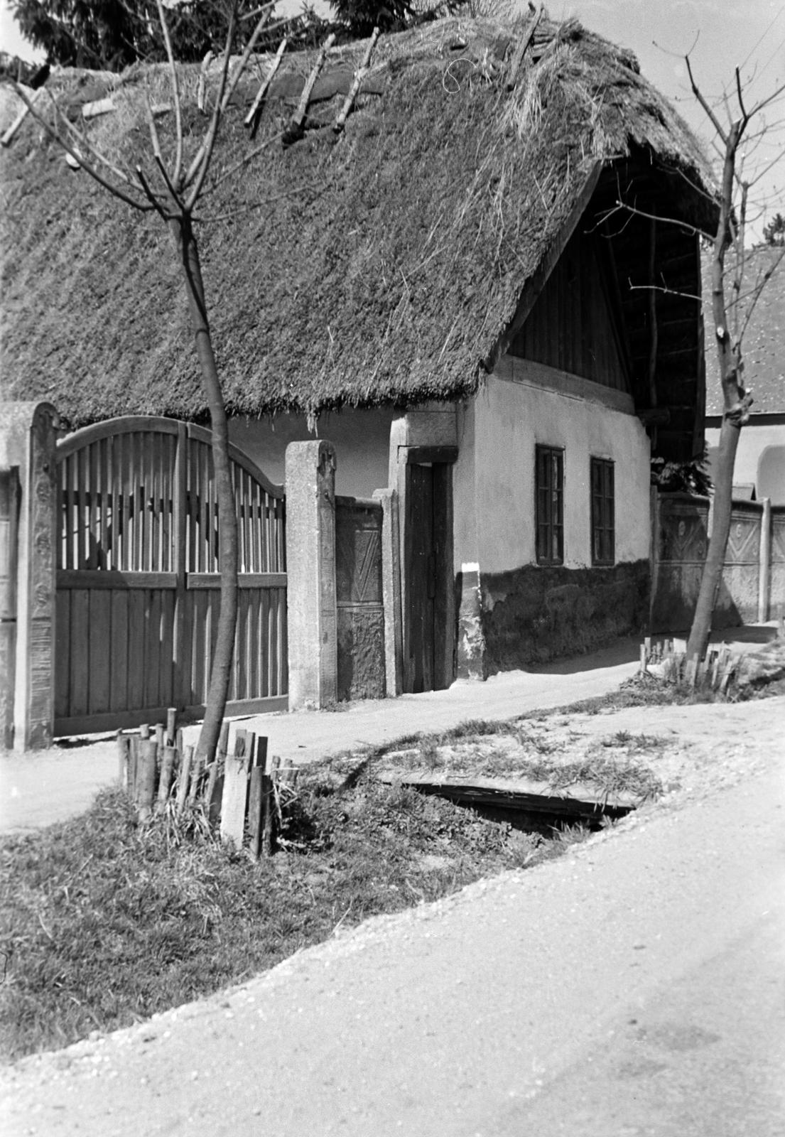 Hungary, 1973, Gazda Anikó, gate, thatched roof, farmhouse, Fortepan #307955