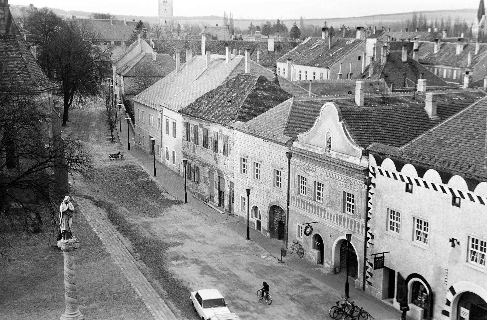 Magyarország, Kőszeg, Jurisics tér, kilátás a Hősök kapuja tornyából., 1976, Gazda Anikó, utcakép, kémény, boltív, háztető, Szűz Mária-ábrázolás, Fortepan #307966
