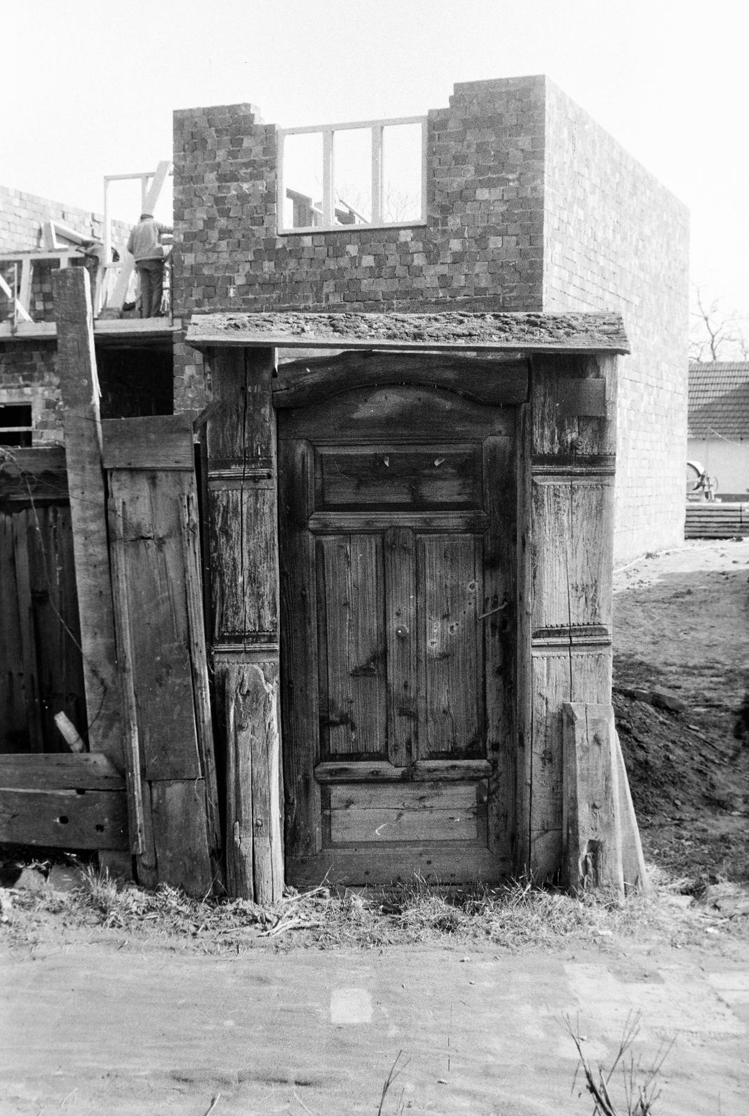 Magyarország, 1978, Gazda Anikó, Best of, deszka, kapu, Fortepan #307985