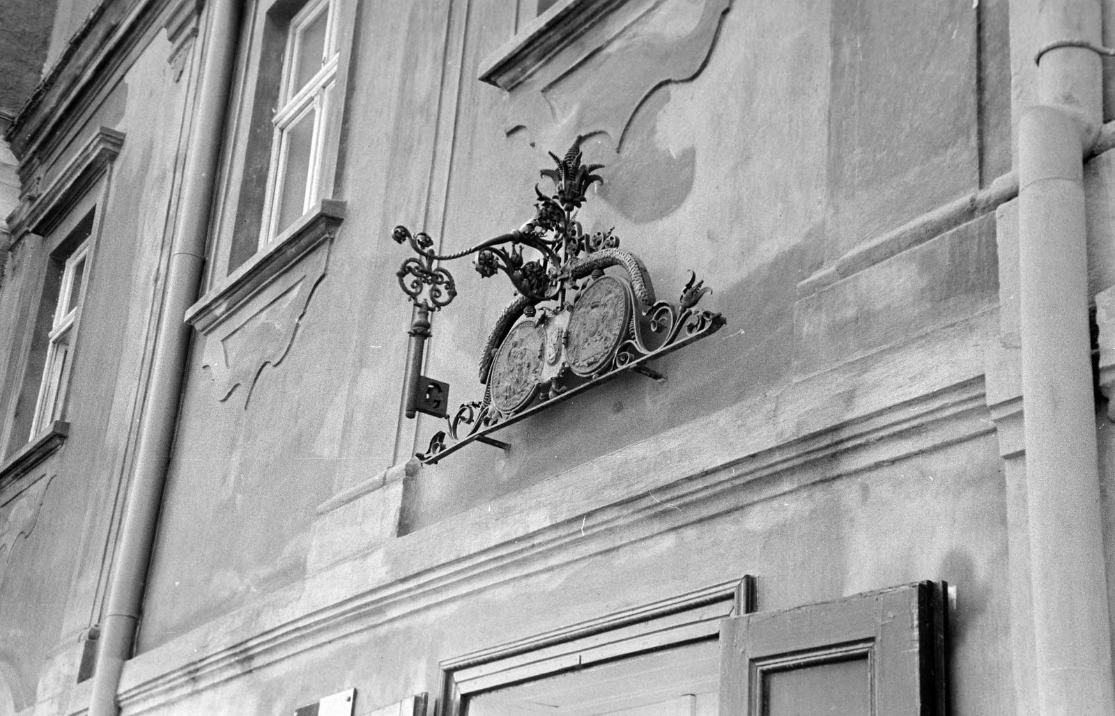 Hungary, Kőszeg, Jurisics tér 10., az egykori Gruber lakatosműhely cégére (1896)., 1971, Gazda Anikó, Fortepan #307986