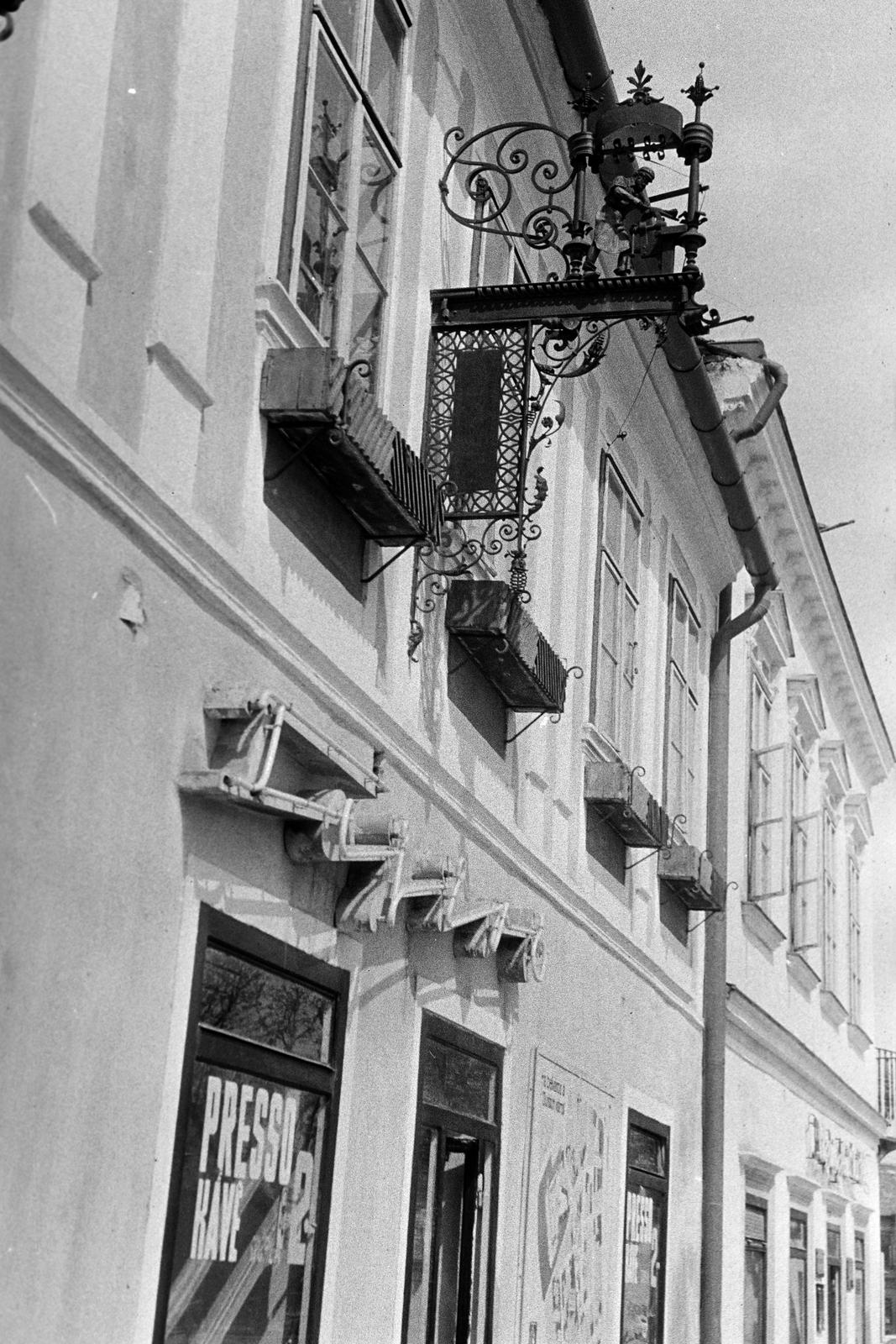 Magyarország, Kőszeg, Várkör 69., az egykori Heidenreich lakatosműhely cégére a Lauringer-házon., 1971, Gazda Anikó, Fortepan #307990