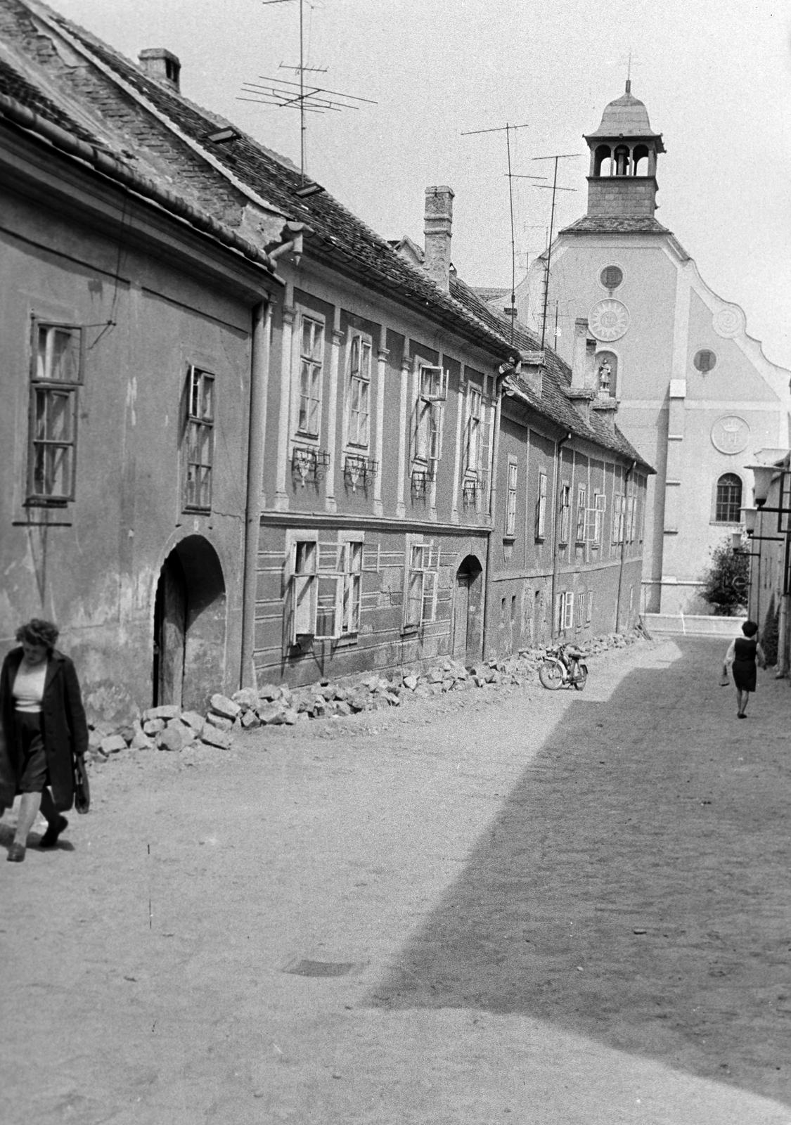 Hungary, Kőszeg, Chernel utca, a háttérben a Szent Jakab-templom., 1971, Gazda Anikó, Fortepan #307991