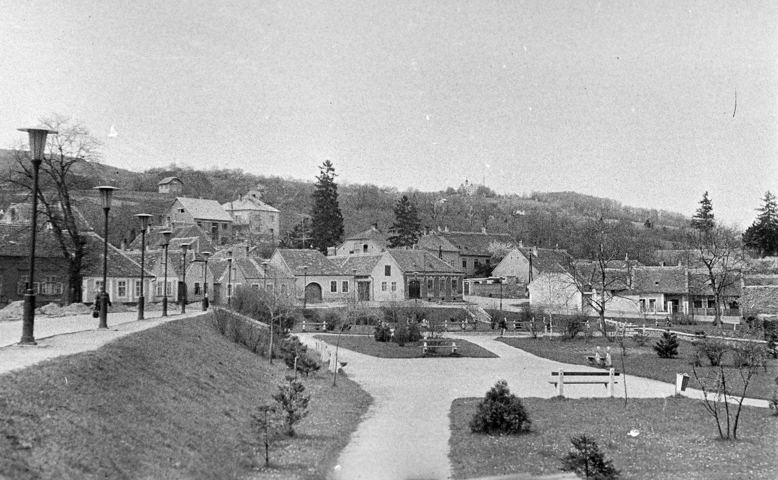 Hungary, Kőszeg, park a Jurisics várnál, háttérben a Várkör házsora., 1971, Gazda Anikó, Fortepan #307992